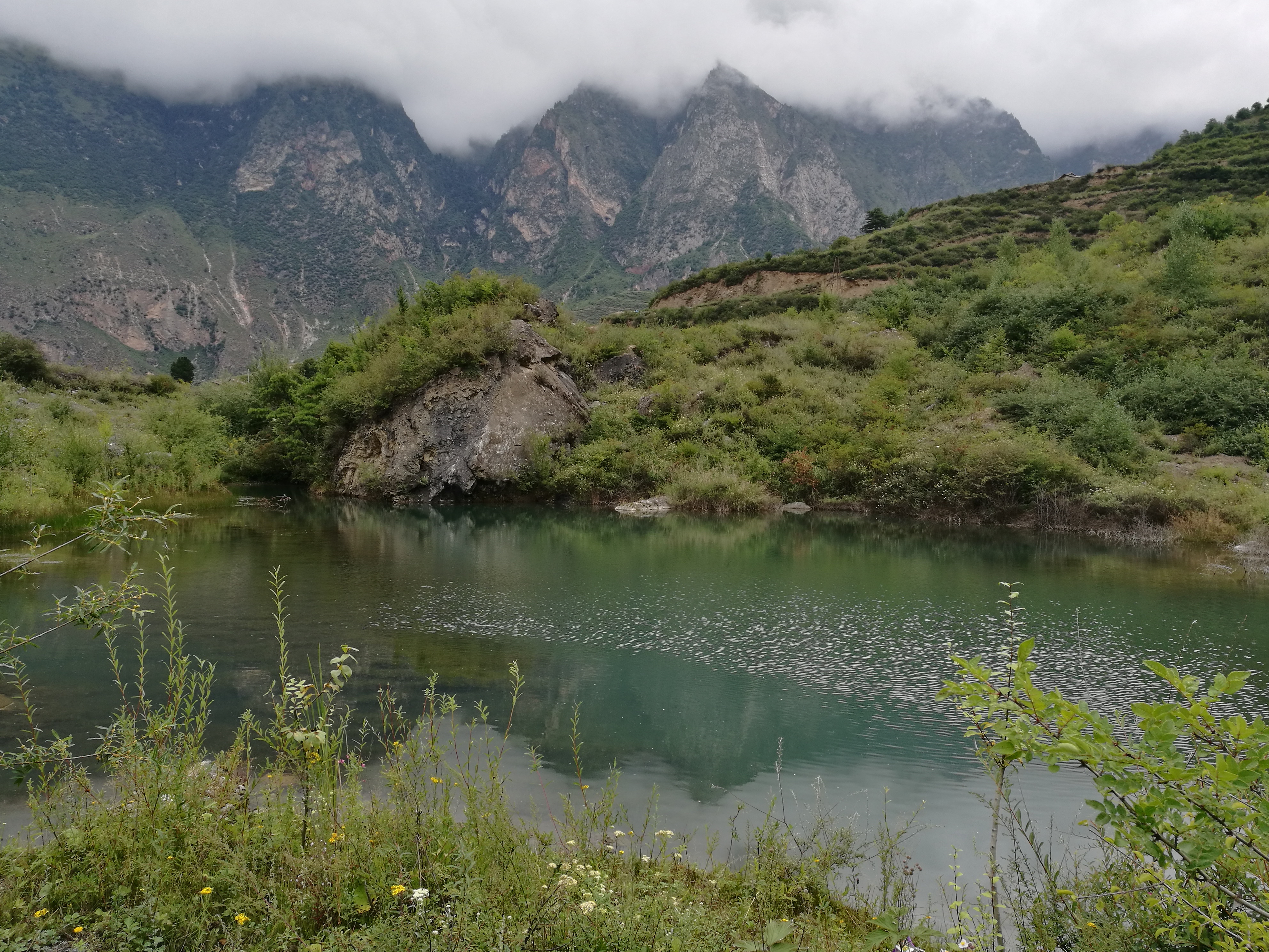 流,原始深林,寺庙,尤其难得的是黑峪沟内既有藏族村又有汉族村,两种不