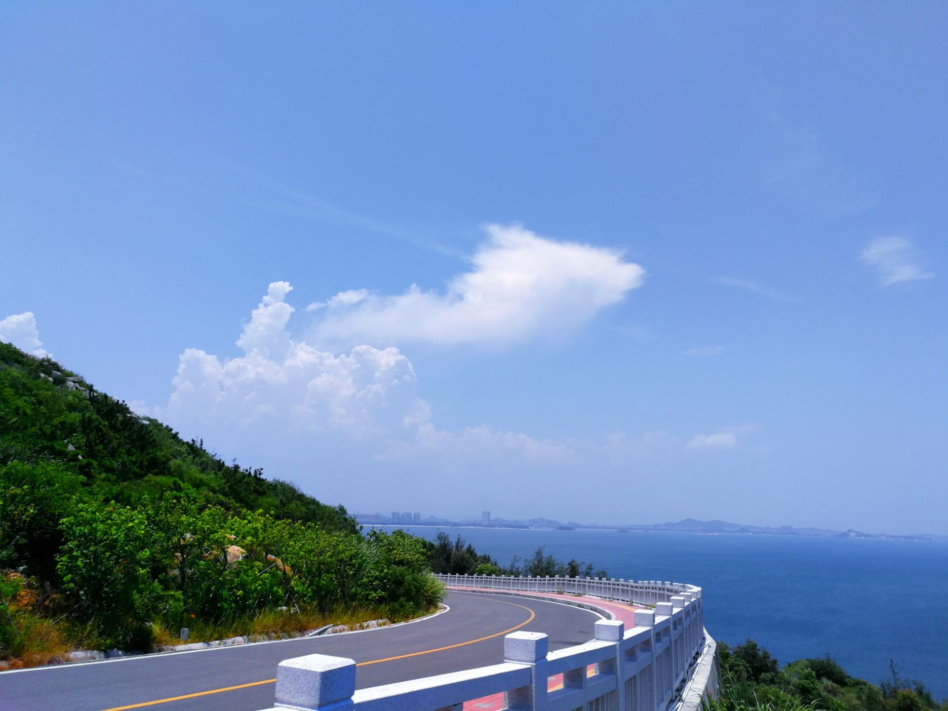 海南省在建环岛旅游公路，预计明年6月完工，路线总长1429.4公里