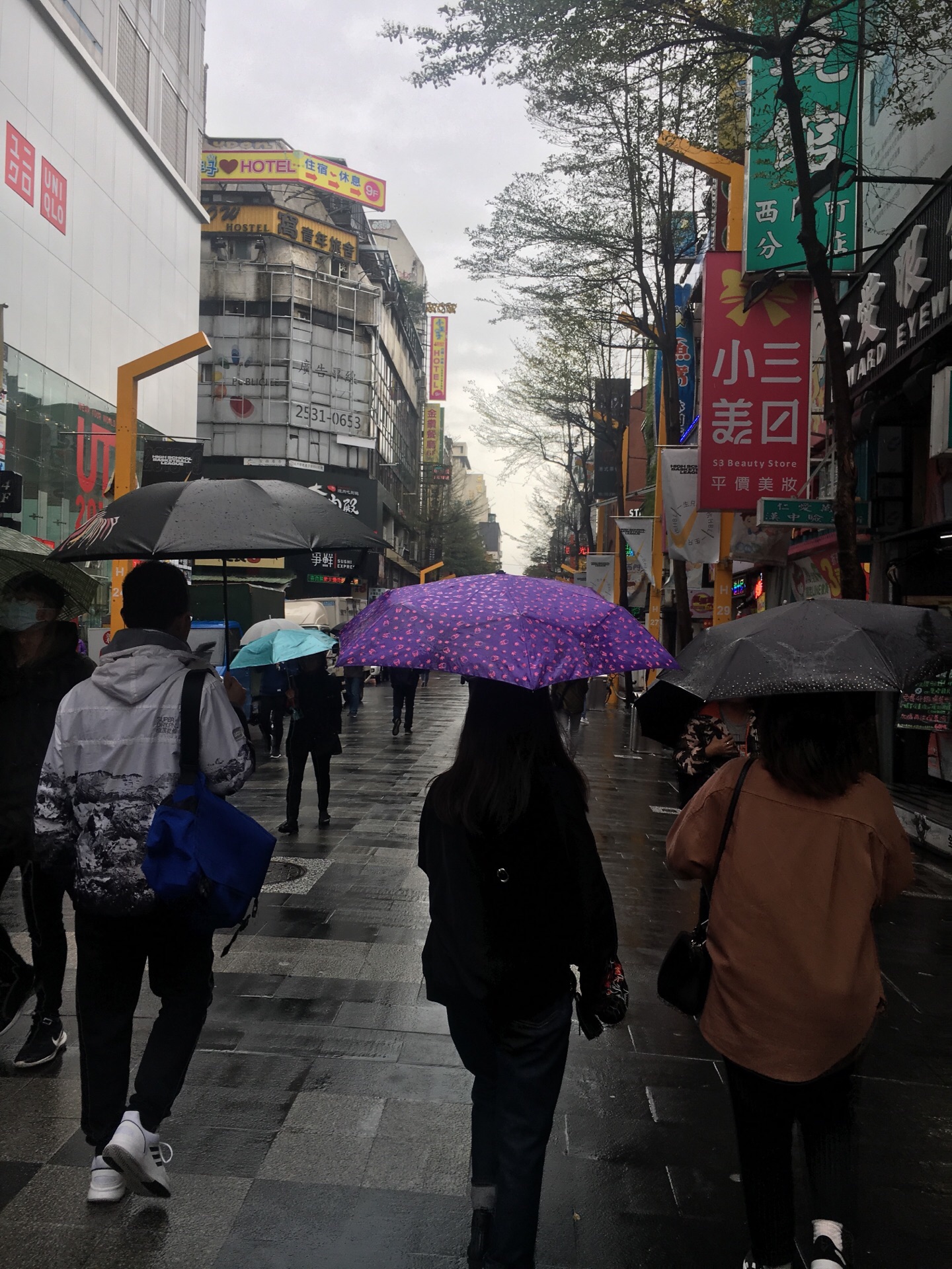携程攻略 台北西门町景点 地铁站在西门红楼下出去就是消费街区有餐厅有服装店有电影院有