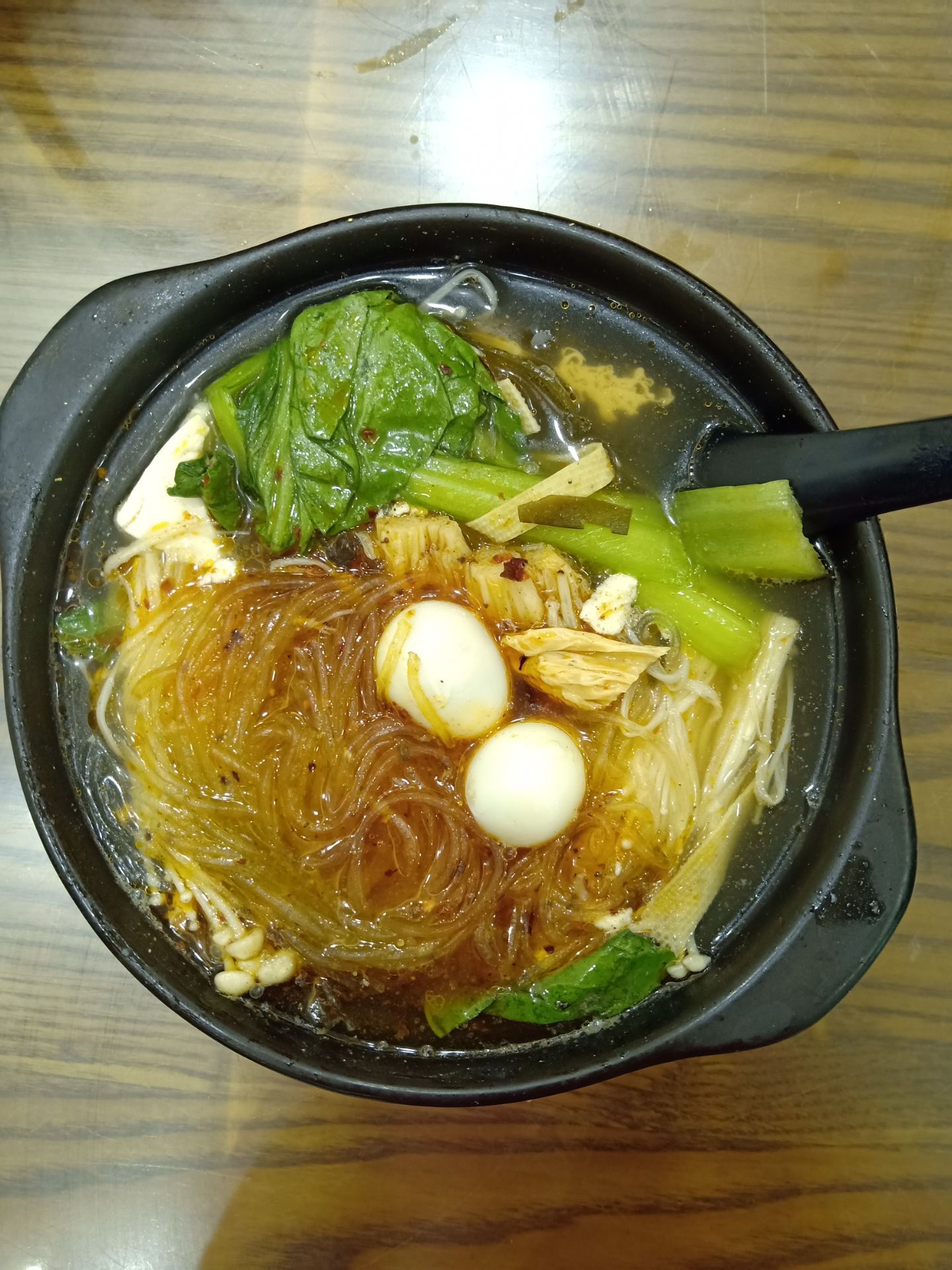 以砂锅为特色,晚餐时间,人不算多,点了一份麻酱凉皮7,金针菇砂锅(素)