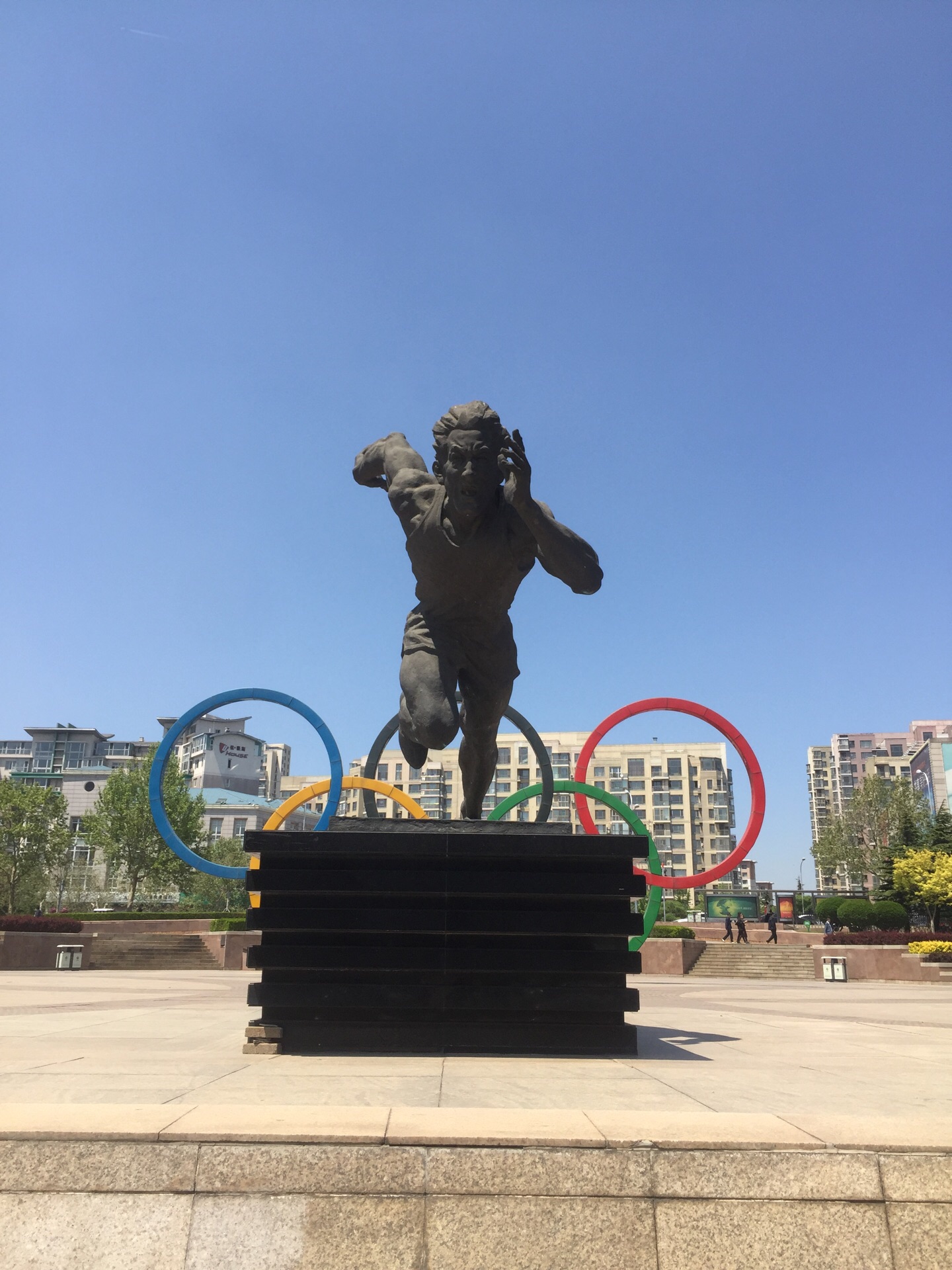 奥林匹克广场是大连市标志性建筑是为了纪念大连建市百年弘扬奥林匹克