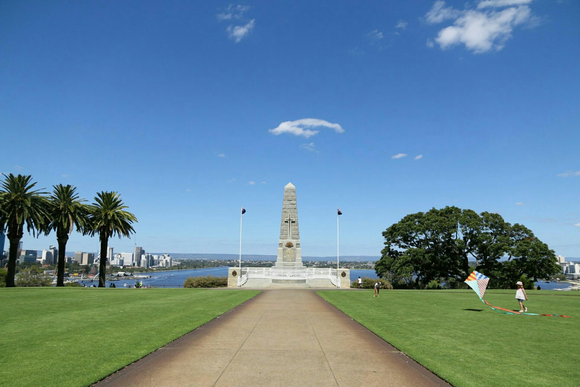 珀斯国王公园的海边矗立着一座巨大的纪念碑,他就是著名的战争纪念碑.