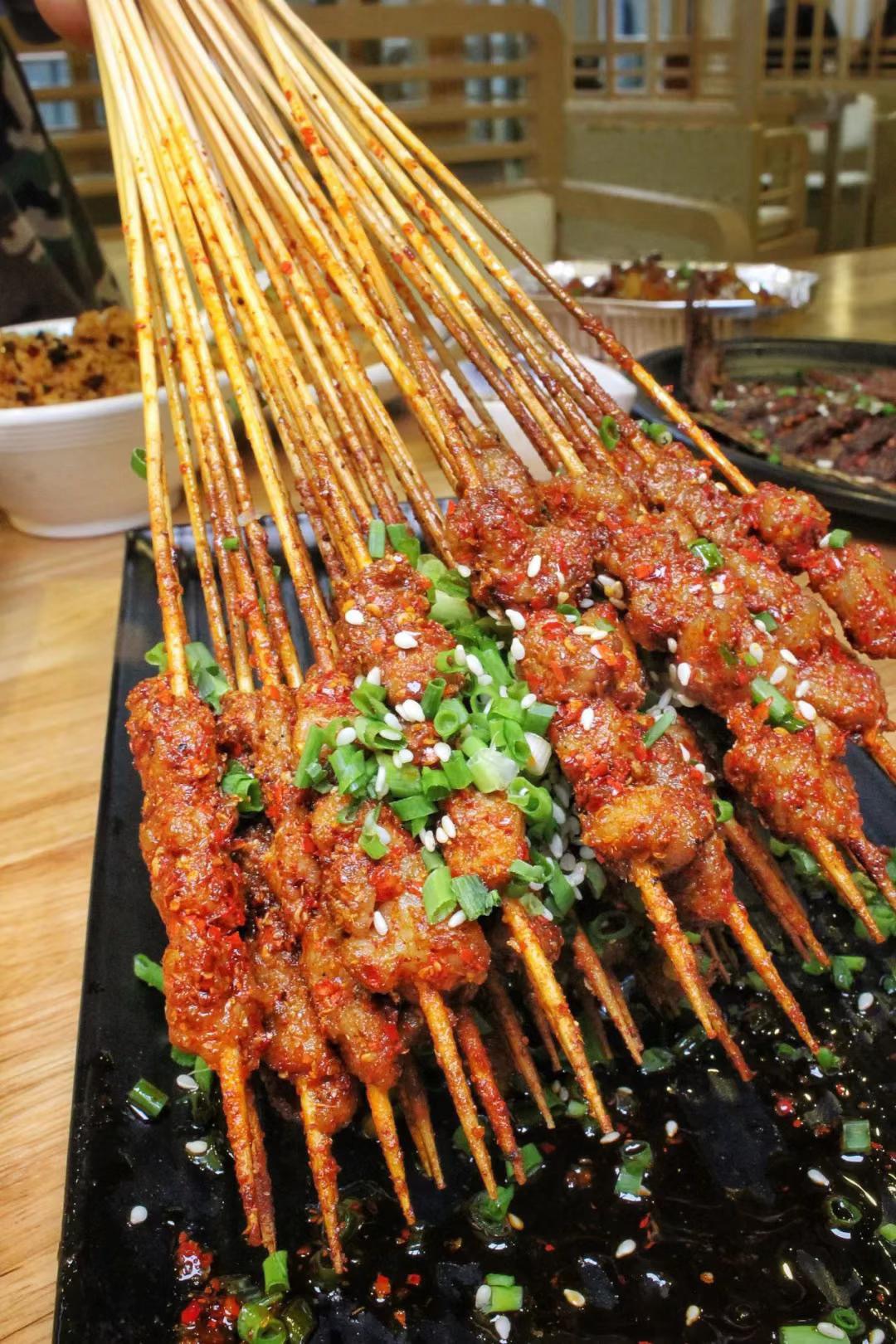 一口下去非常滑嫩,辣椒香和花椒的麻瞬间串上我的