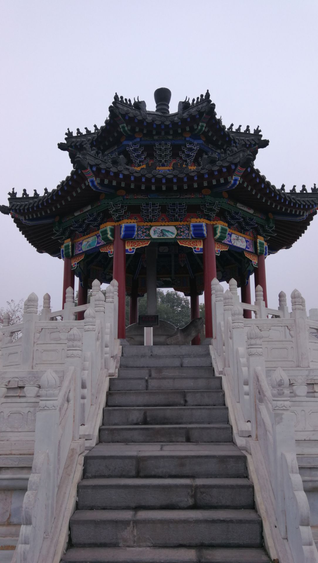 楚望臺遺址公園是武漢唯一的古城遺址公園位於武昌梅亭山起義門左邊是