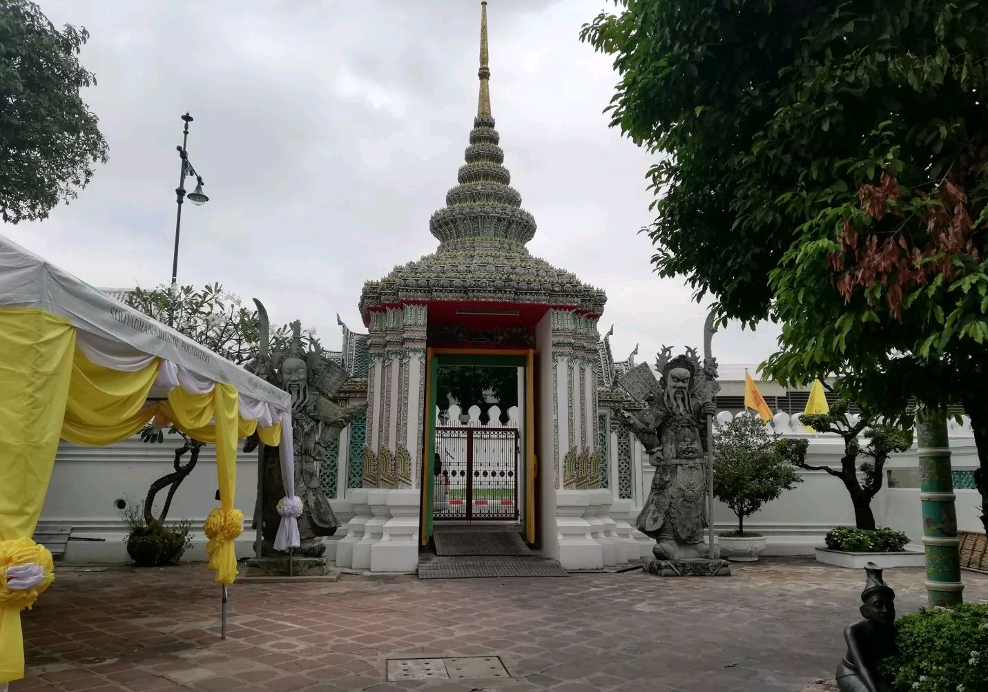 苏泰寺香火非常旺盛的寺庙很多曼谷当地人都会到这里来祈福据说很灵验