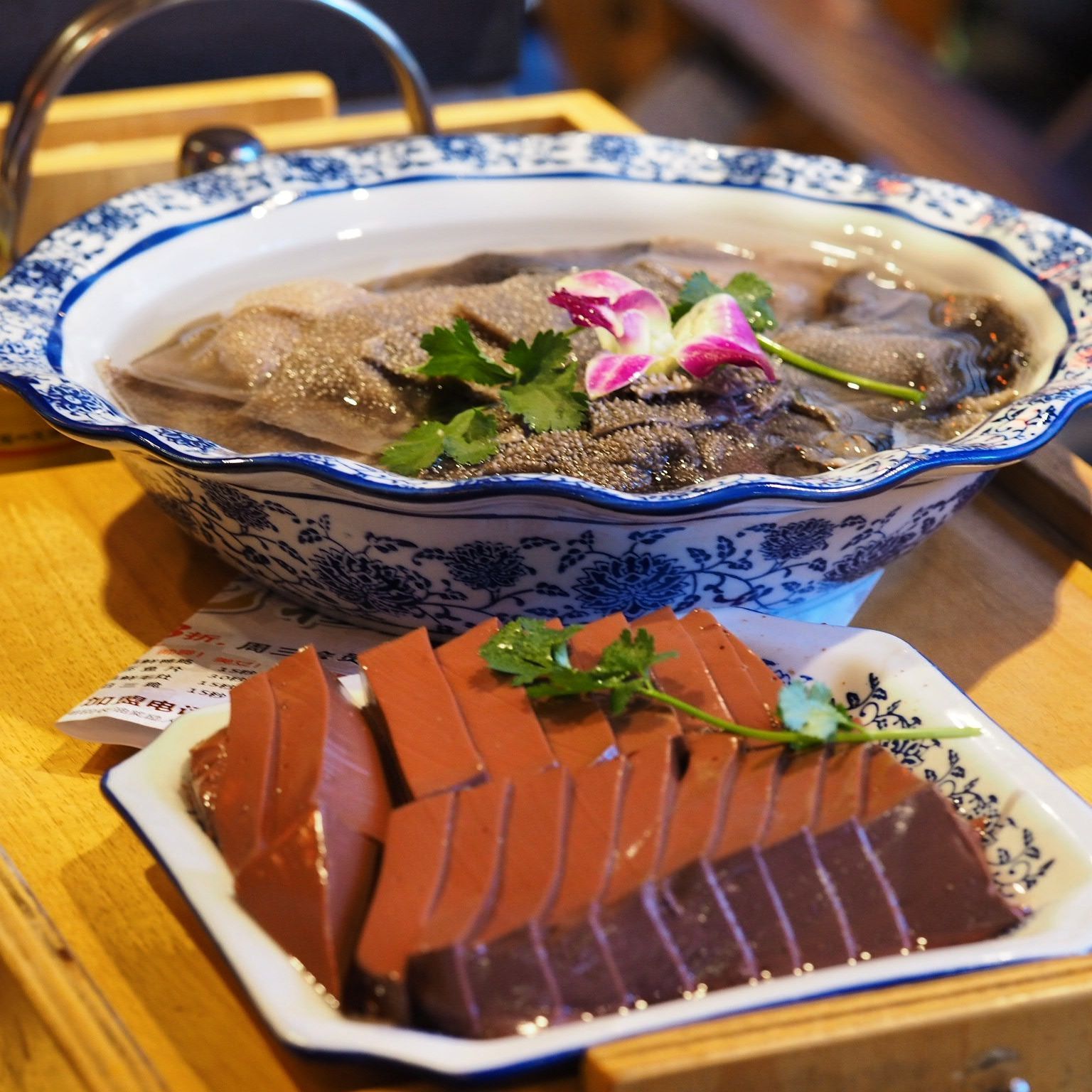 特色的怀旧风格八卦锅就是用的铁铜锅鸳鸯锅的红油很不错非常麻辣菌汤