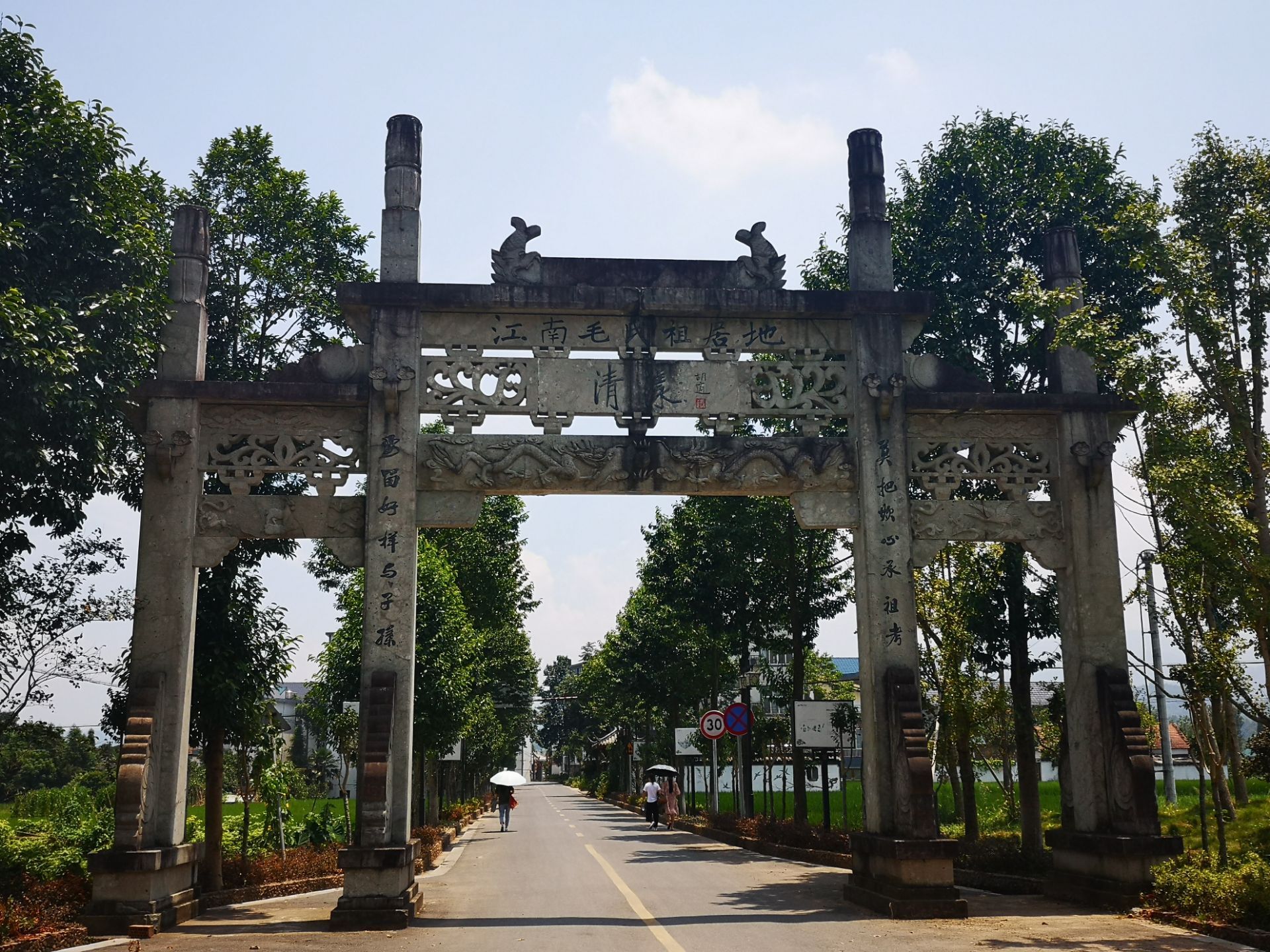 清漾村也是美丽乡村,新的民居也蛮漂亮的,随着大樟树下潺潺流水流逝的