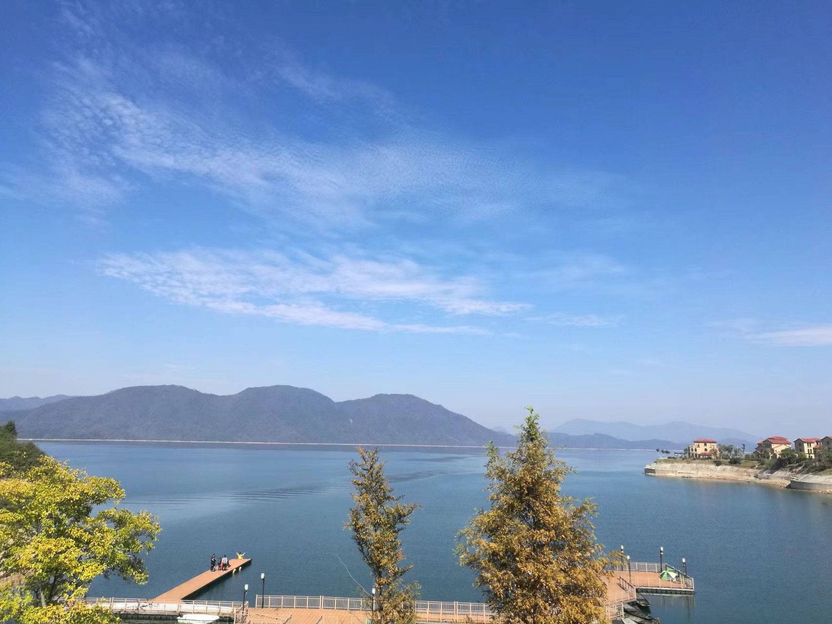 【携程攻略】黄山太平湖景点,又安静，景色优美，远眺山峰相连，近处湖水呼应，水上项目单独收费，…