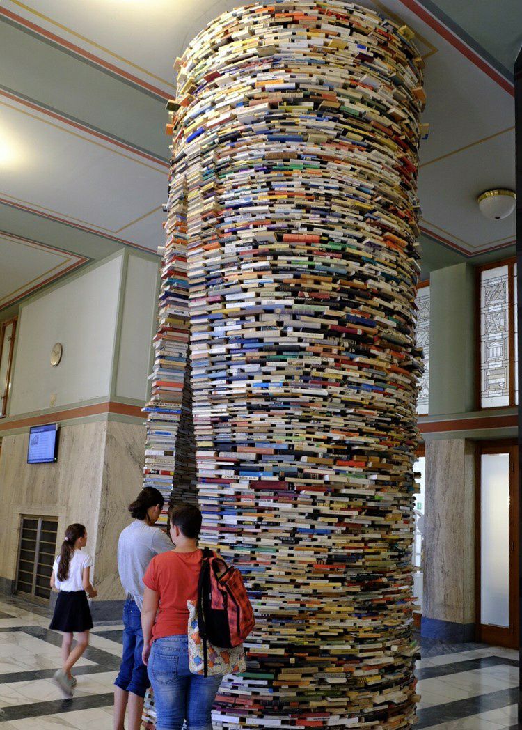 2020布拉格市立图书馆游玩攻略,.图书搭成的旋转台样式的造.