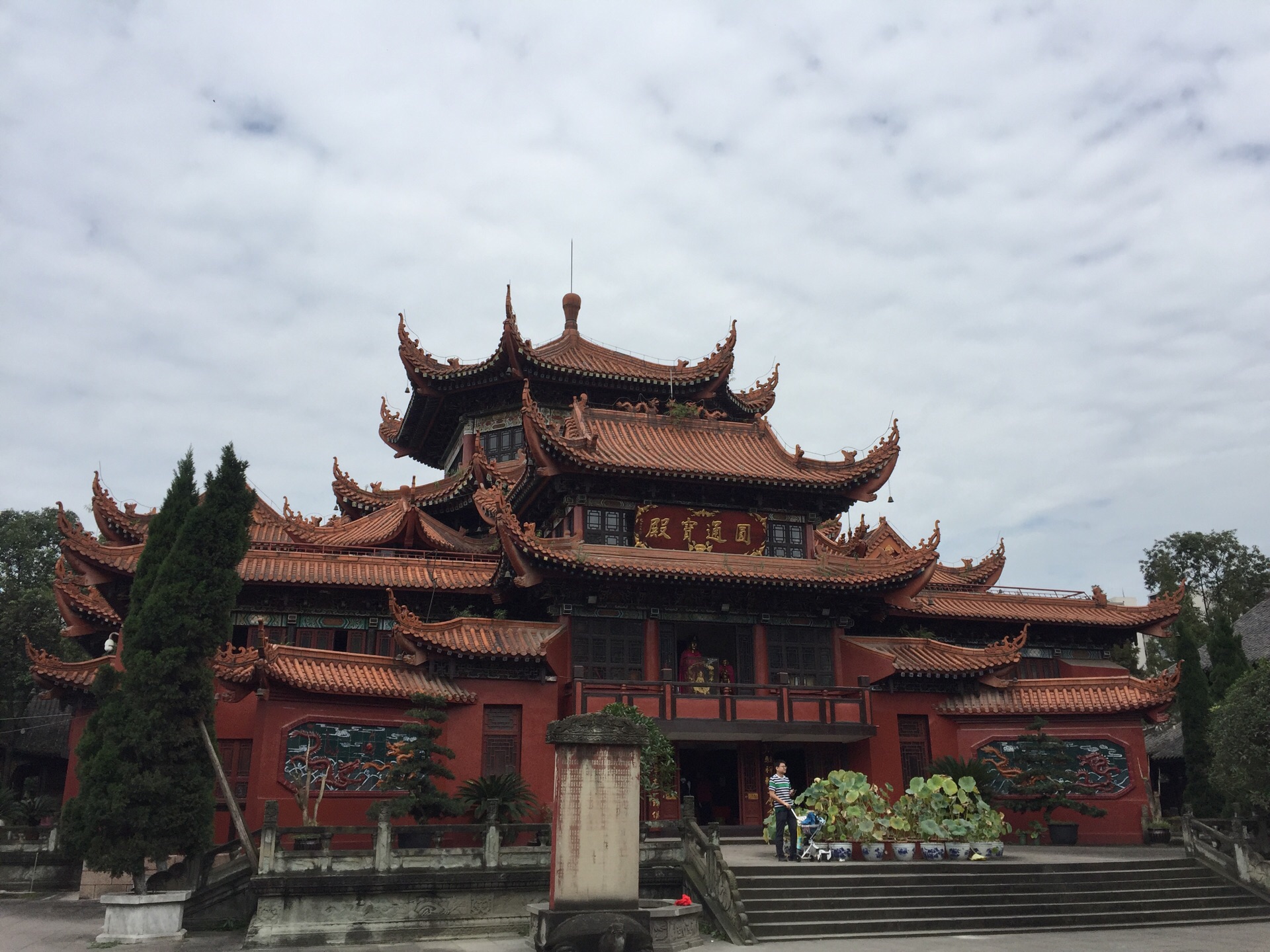 【携程攻略】北京大觉寺景点,大觉寺位于海淀区阳台山麋，最有名的是前年银杏树与百年玉兰，成为许…