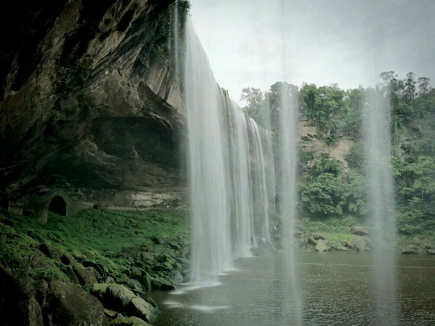 【携程攻略】重庆万州大瀑布景点,万州大瀑布景区景色非常的美，瀑布的水流飞泻而下非常壮观。除了自然…