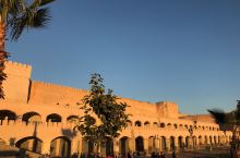梅克内斯古城最出名的就是那条保存完好的连绵25公里的古城墙了，它是摩洛哥最长、最完整、布局最复杂和形