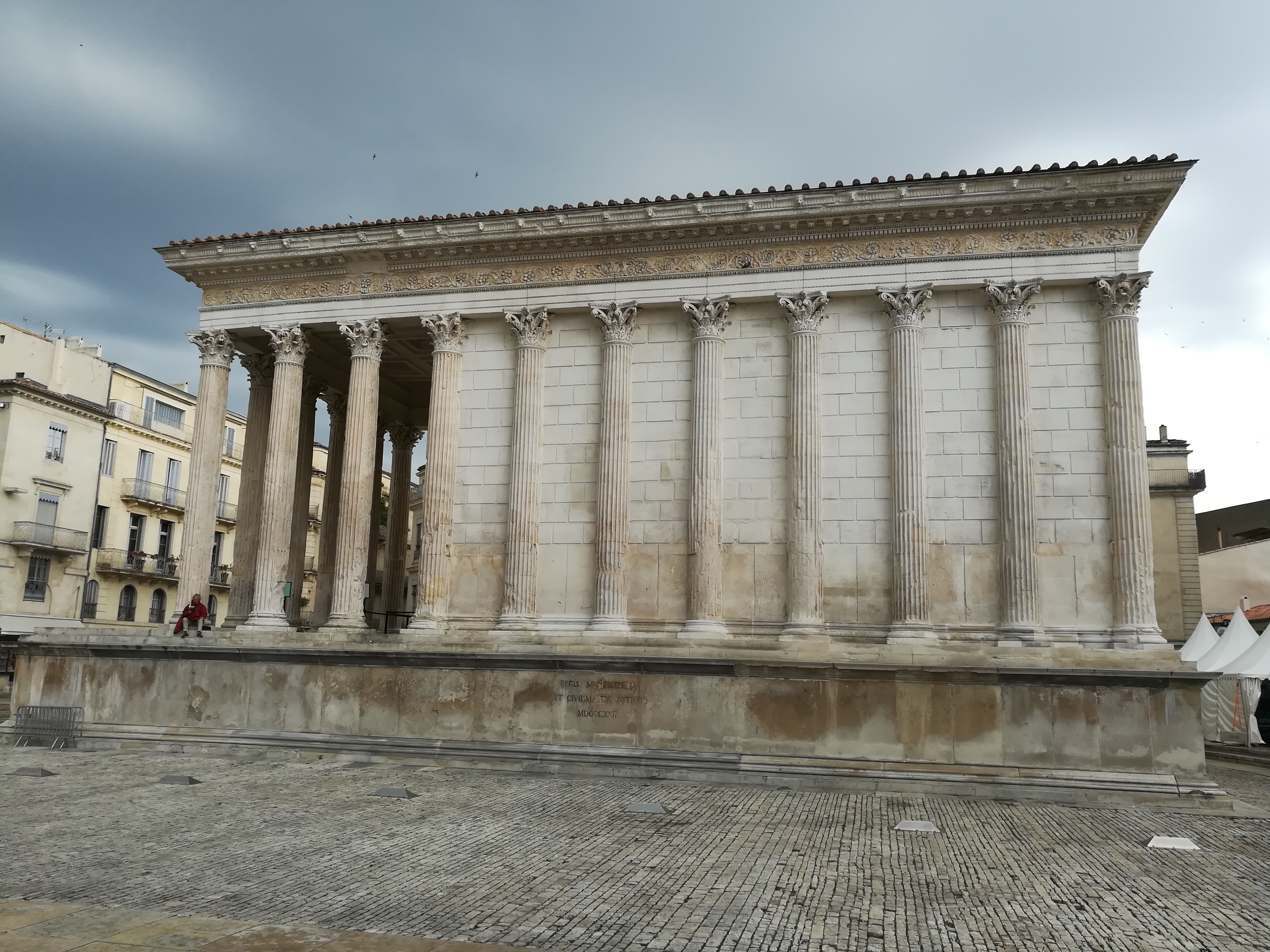 可惜现在只剩下这一孤零零的神殿了.四周还有一圈回廊