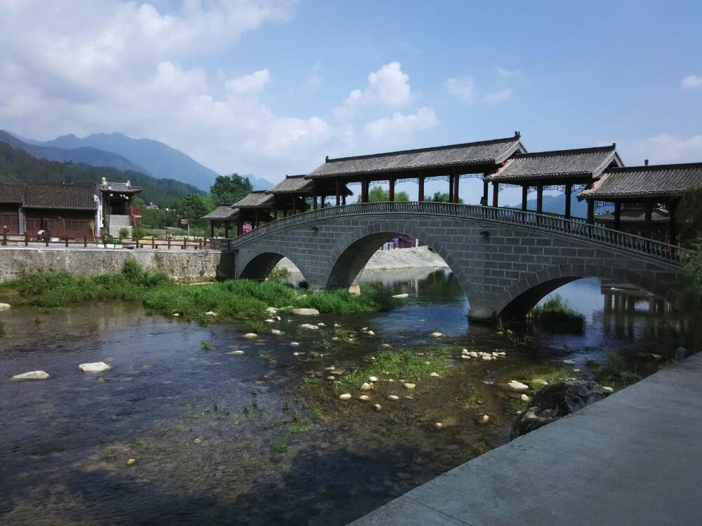 古镇内明清建筑保存较为完好,古华阳县县城墙残垣轮廓尚在. 2020