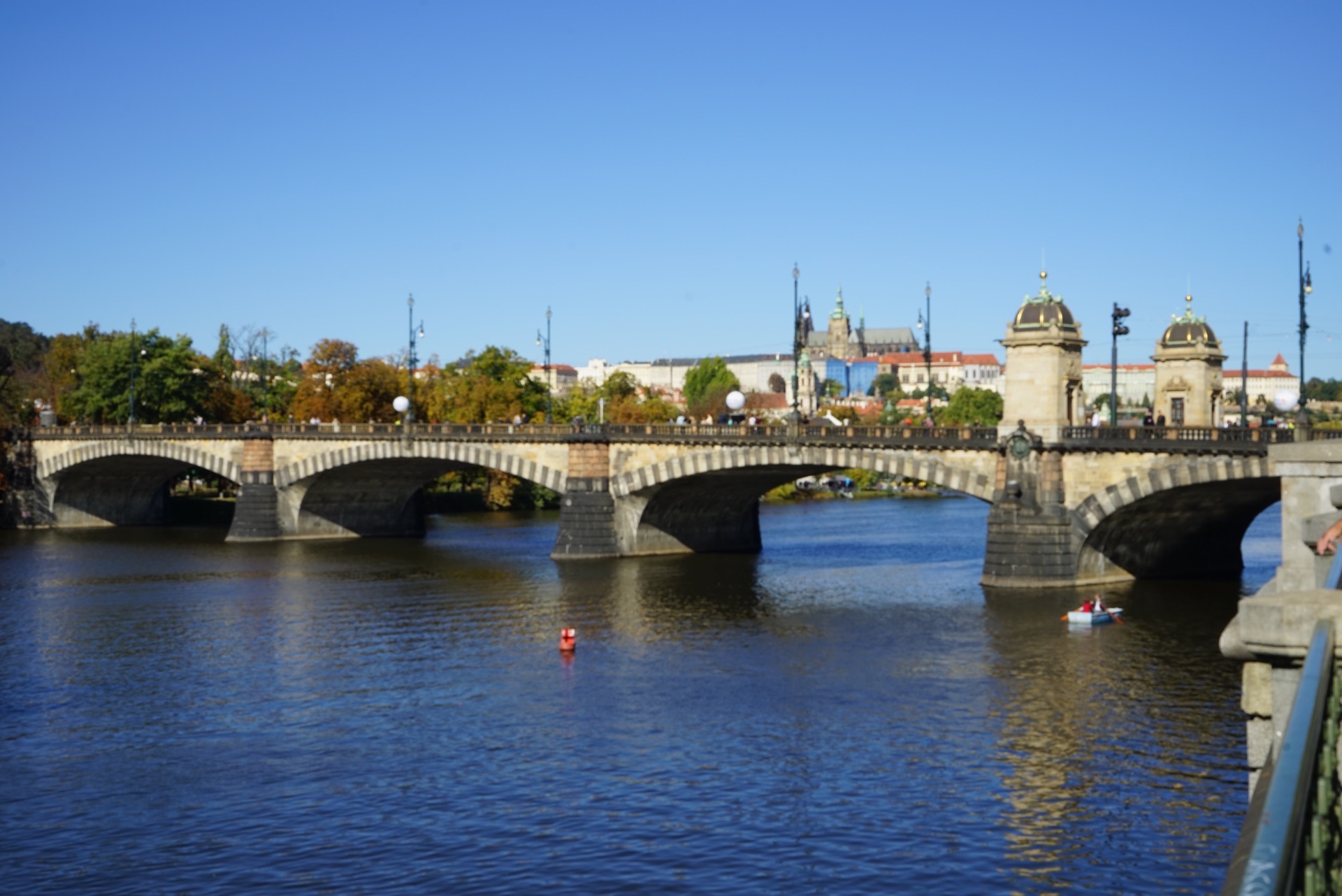伏尔塔瓦河上的桥图片