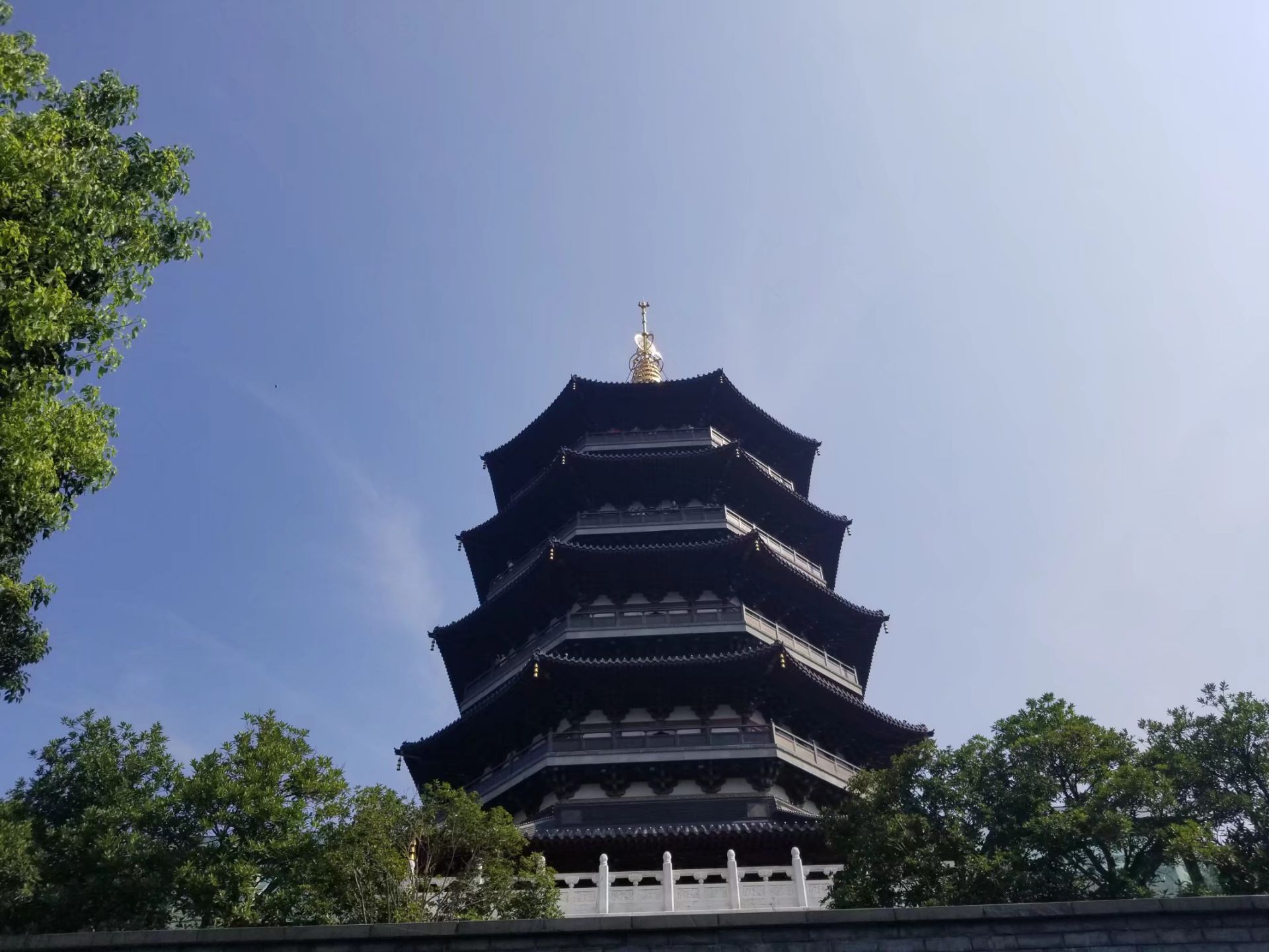 【携程攻略】杭州雷峰塔景点,雷峰塔又名“黄妃塔”，著名的“雷峰夕照”是杭州十景之一；它是有着…