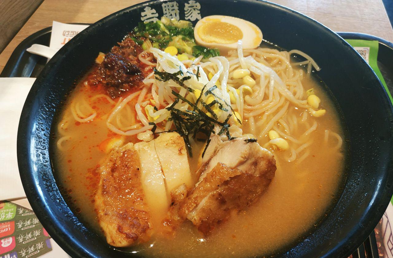 本人正好很喜欢有汤汤水水的面条,中午自己值班哈哈吉野家就在单位楼