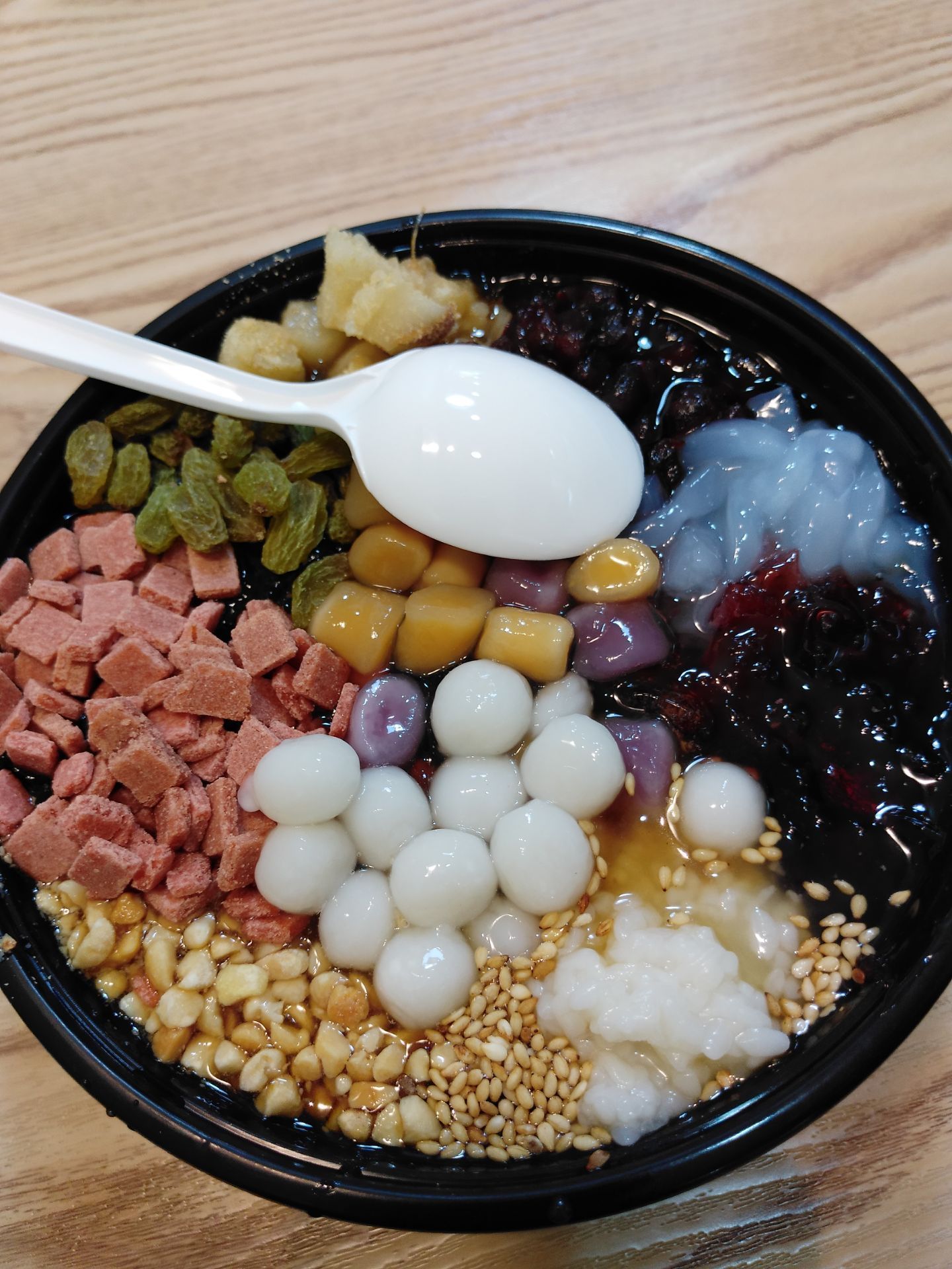 小汤圆玫瑰酱芋丸糍粑丁花生碎白芝麻蜜红豆椰果等而且冰粉好吃