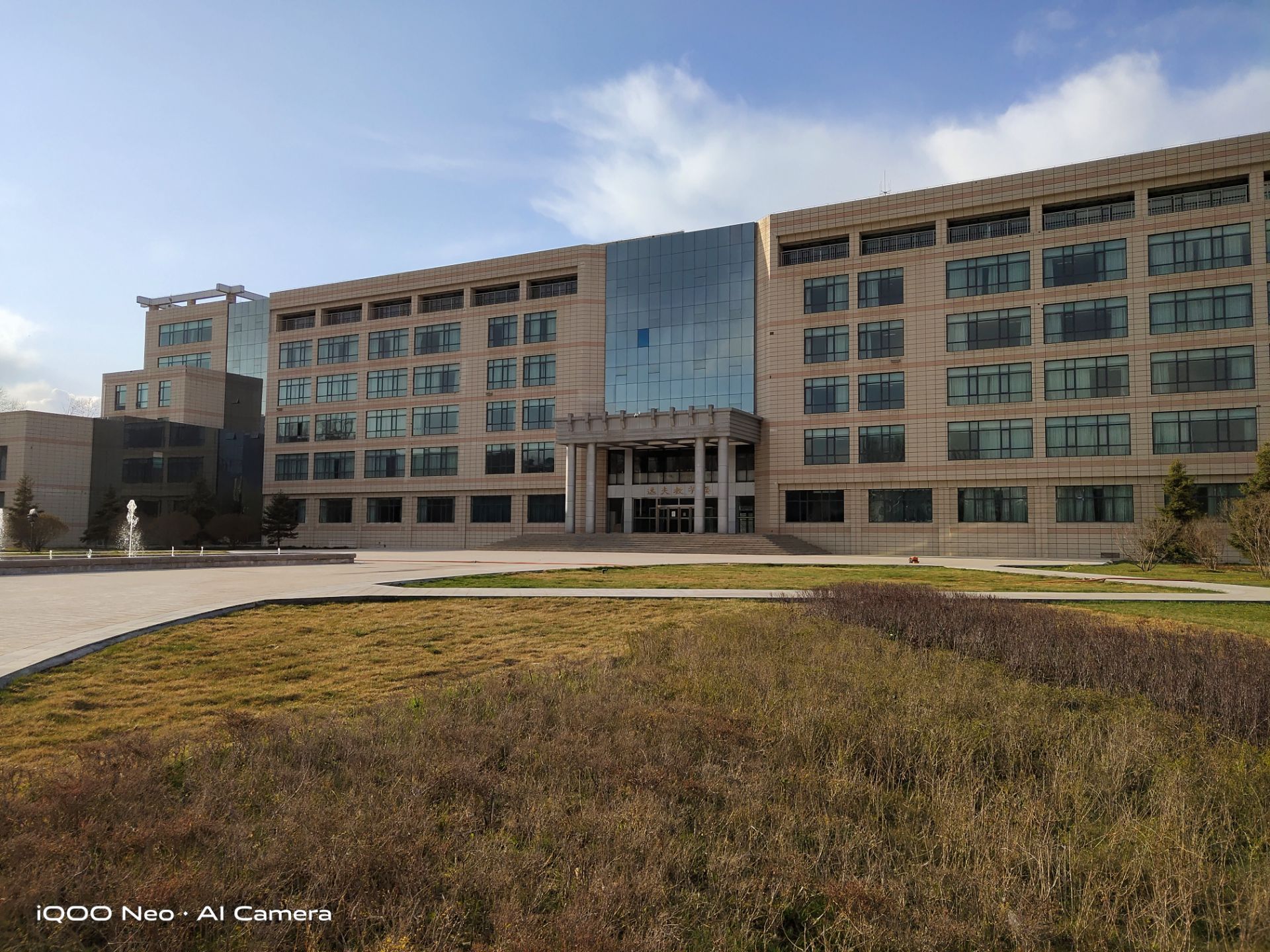 天气好的话,青海大学还是特别漂亮的,特别是四月到五月份,校园渐渐披