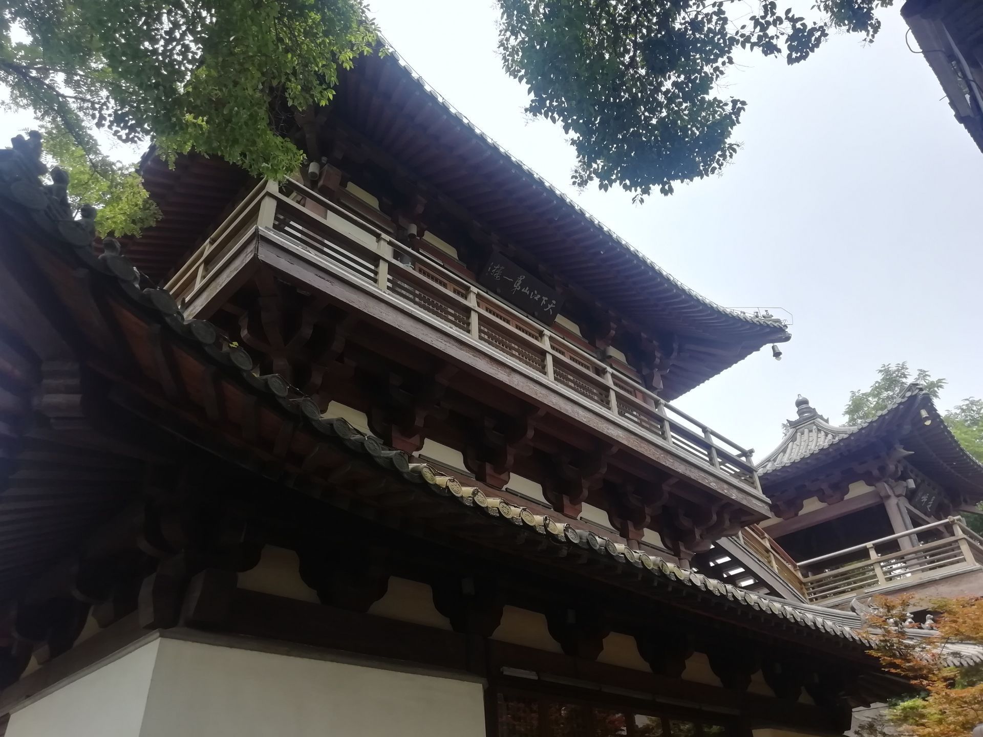 始建于北宋(一说南唐)甘露寺内,以唐代李德裕多景悬窗牖诗语为名