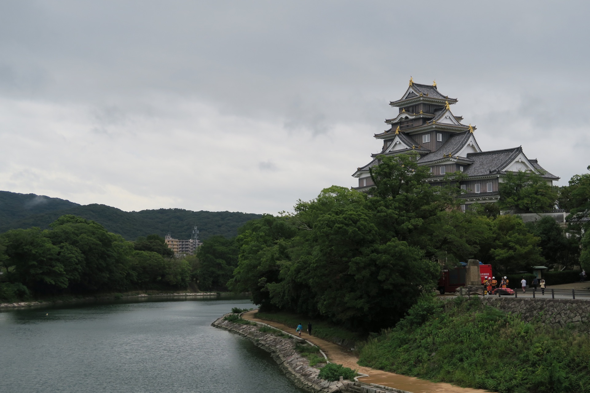 旭川就是冈山城下面的那一条蜿蜒的小河在冈山城天守阁正好可以看到