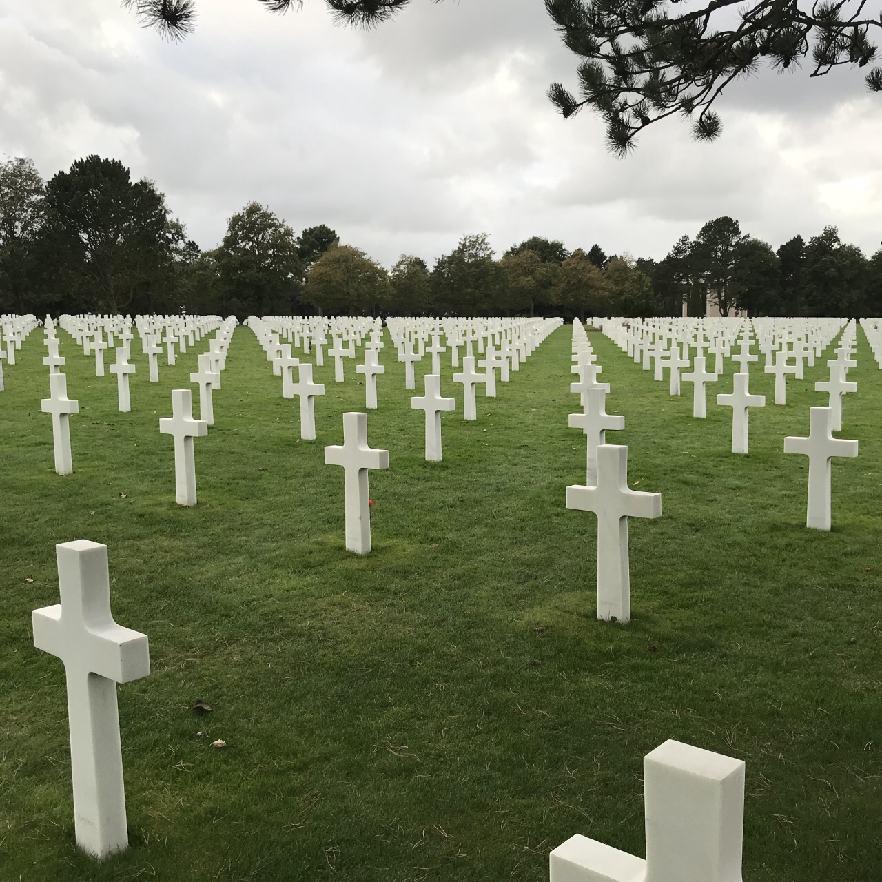 公墓,如同翻开一部悲壮的英雄史诗,这里长眠着9000多名阵亡的美国士兵