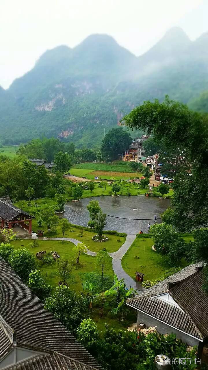 出村子都需要乘船,经过三段幽深,昏暗的水洞,即使现在的坝美被开发了