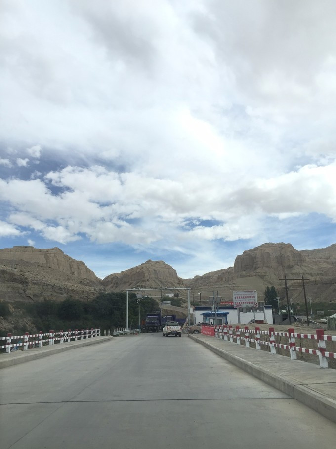 前面就进札达县城了.前面小亭子,限速条,你们懂的.