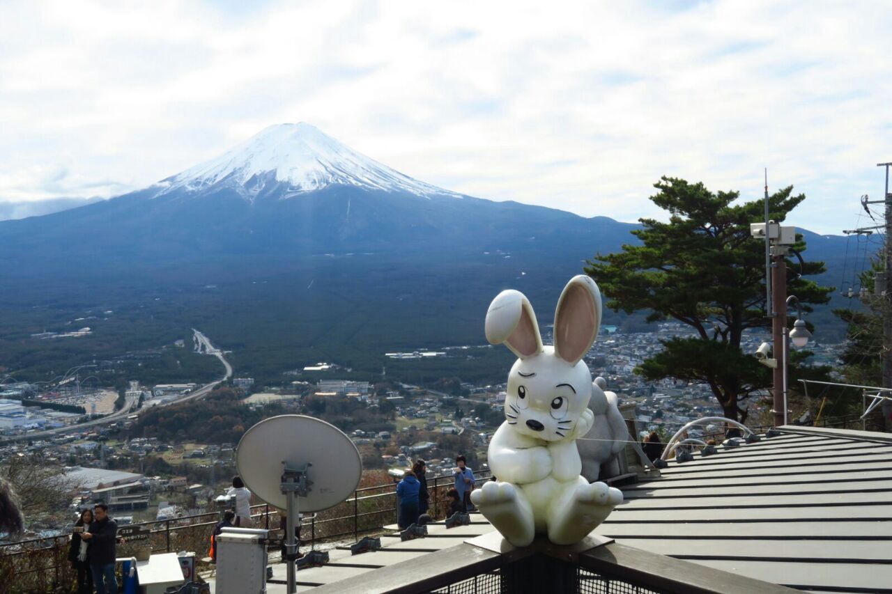 河口湖天上山公园》乘坐缆车在秋千上欣赏富士山！ – RakuRakuJP
