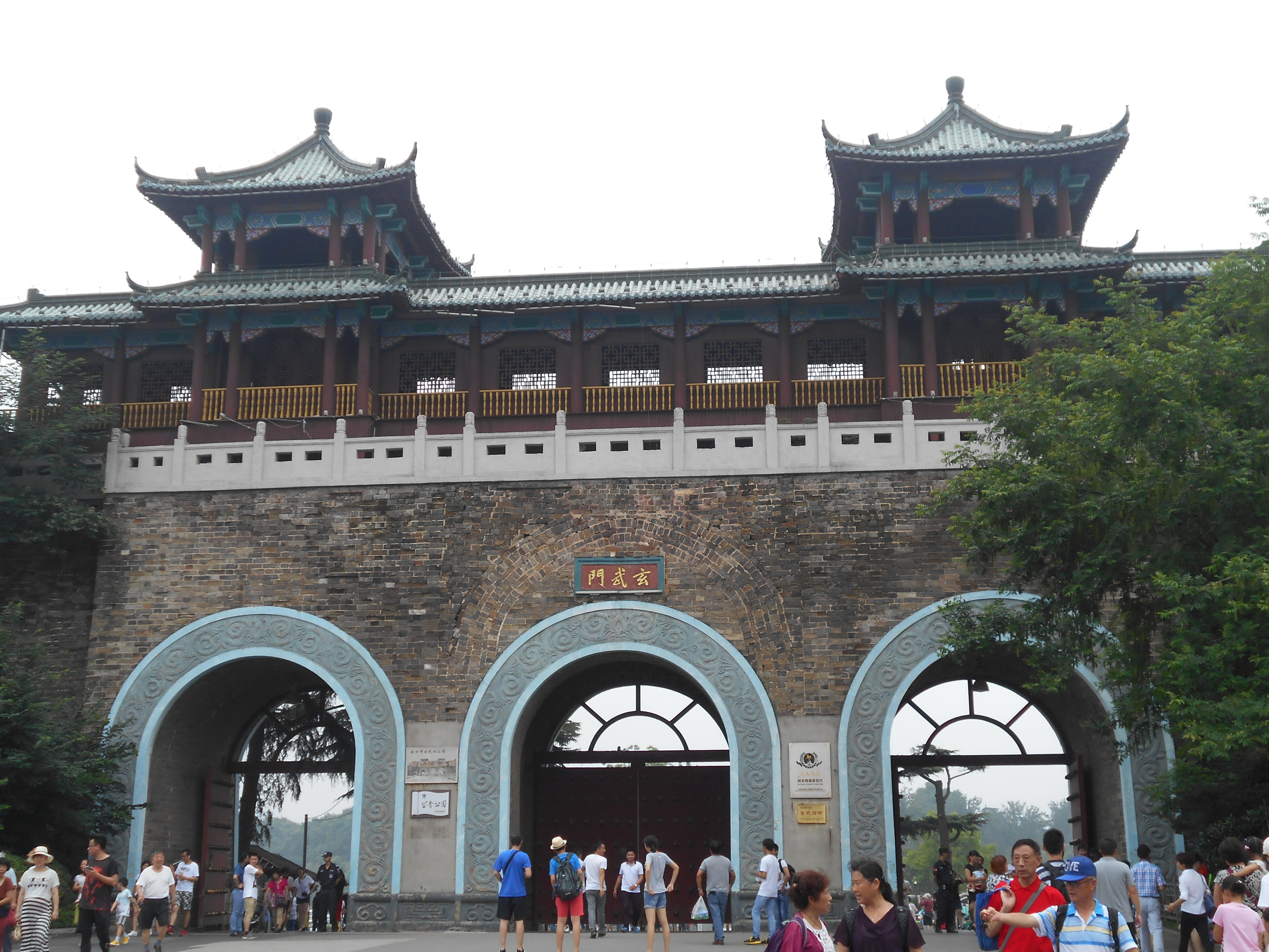 【携程攻略】南京玄武门景点,玄武门是玄武湖风景区主进入口,重修后的