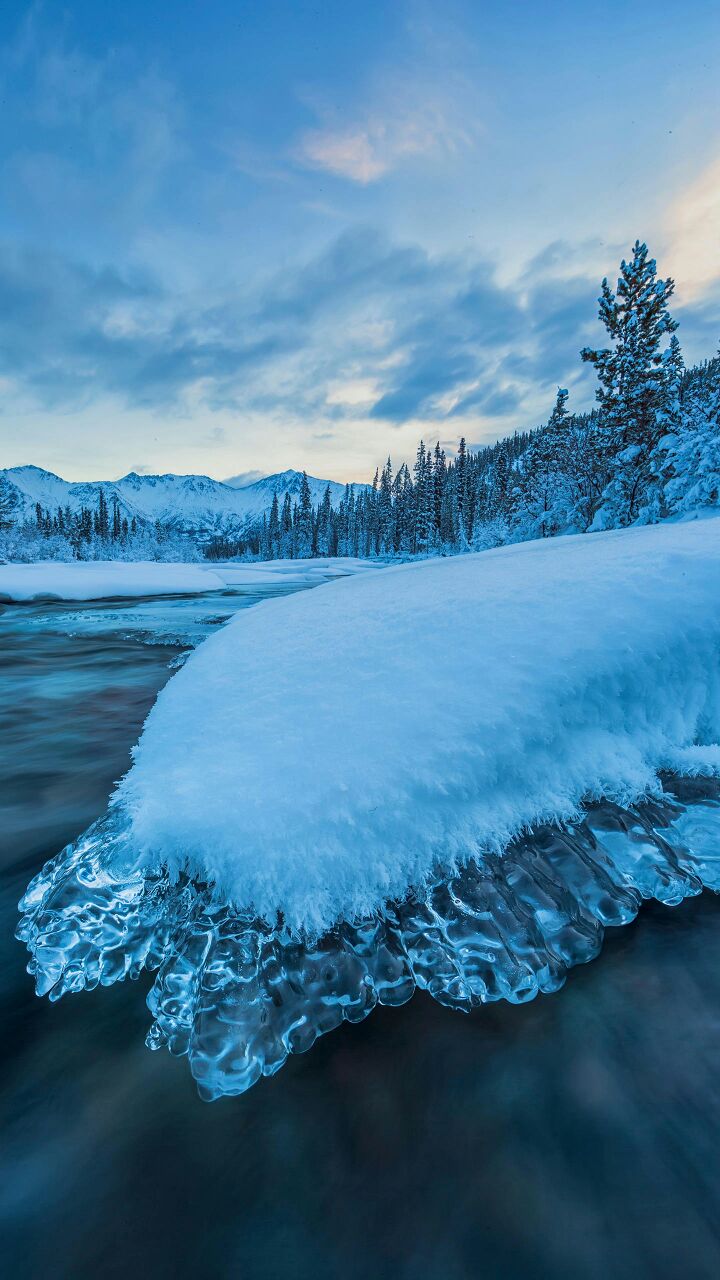 分之一处于北极圈内该地区开发较少保留着原始的自然地貌尤其是极地的