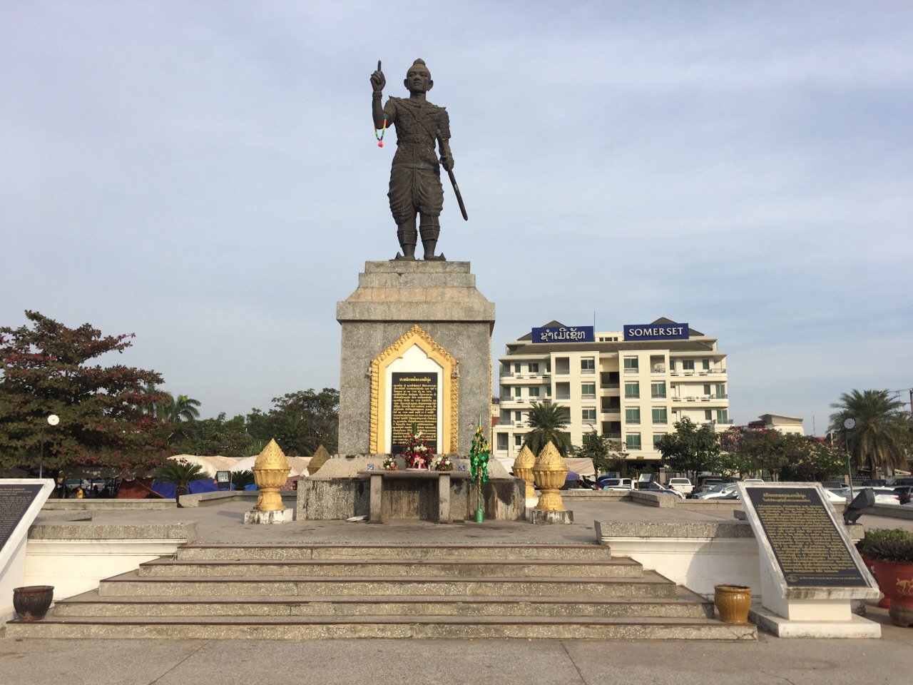 路交汇的广场上,法昂国王是老挝第一个统一老挝的国王,创建了澜沧王国