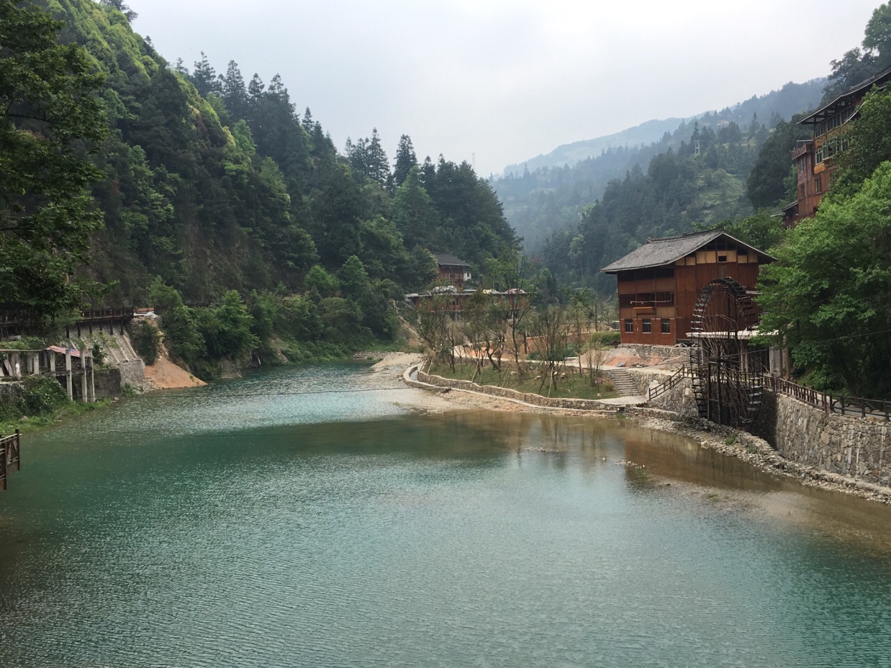 但还是很不错了街道新修的很干净人也不多但比南花人多点寨子往山上走