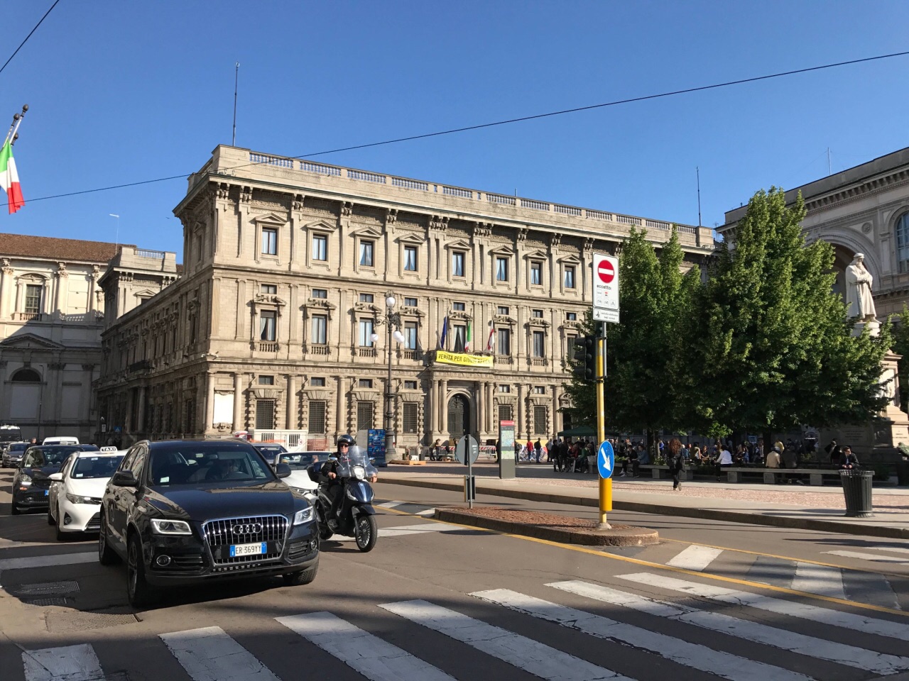 斯卡拉广场位于米兰市中心,名称来源于其西北侧著名的斯卡拉歌剧院.