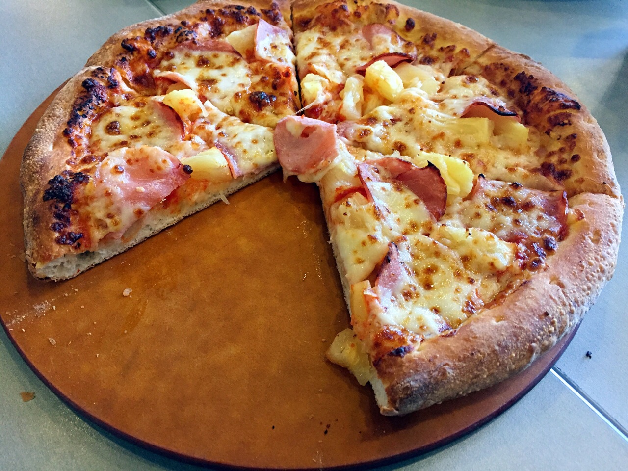 棒约翰披萨好久没去了.这次是为了赠送的披萨去滴.中午时候人满多的.