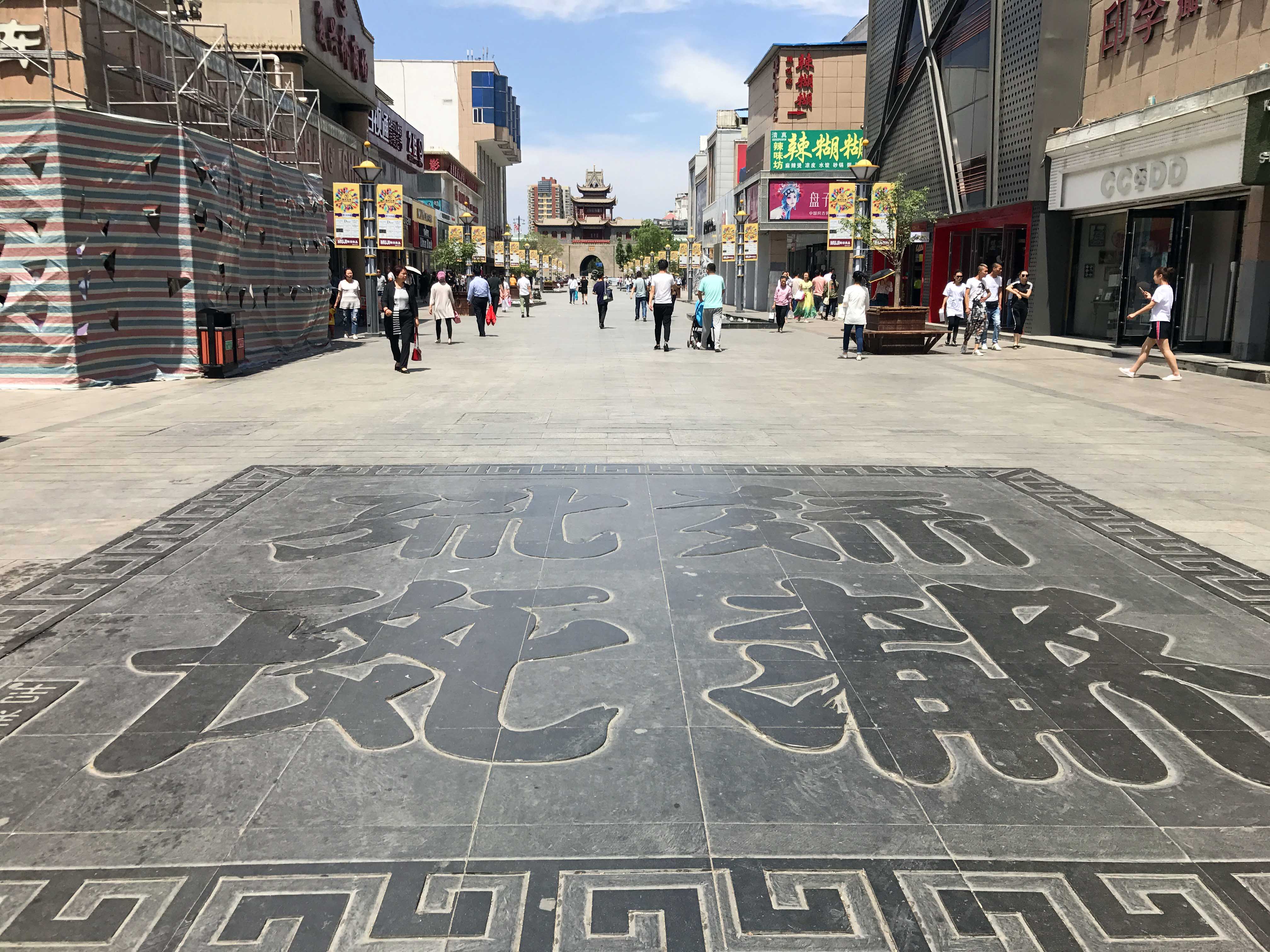 鼓楼由台基,楼阁,角坊组成.