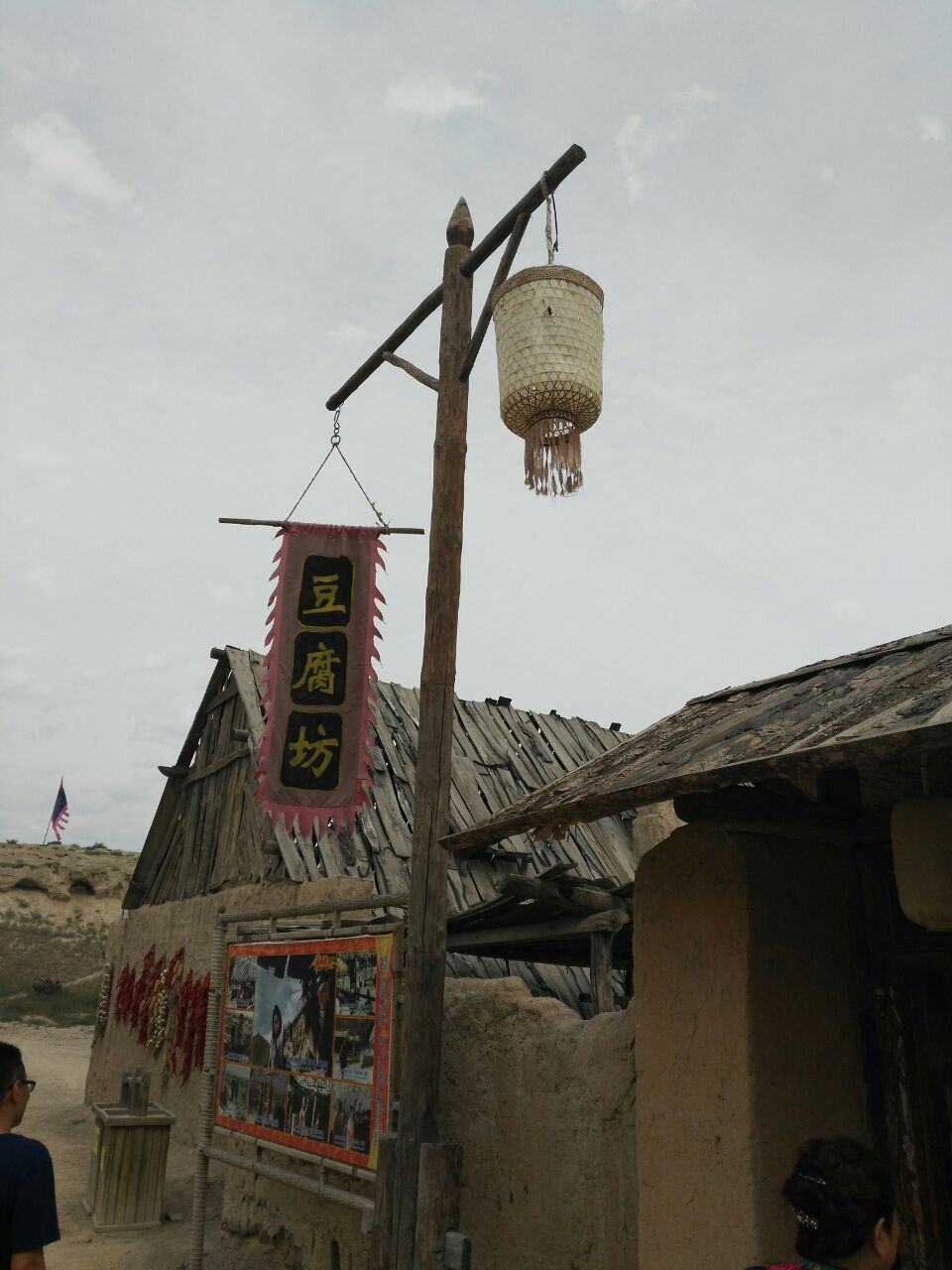 整條街上大多都是餐館,只不過像古代一樣,門口掛上了招攬生意的幌子