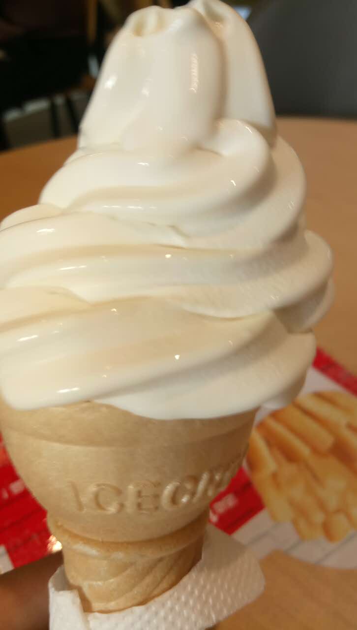 汉堡王,五元两大甜筒,是所有快餐里最大的,分量足,奶味强,效果好,吃了