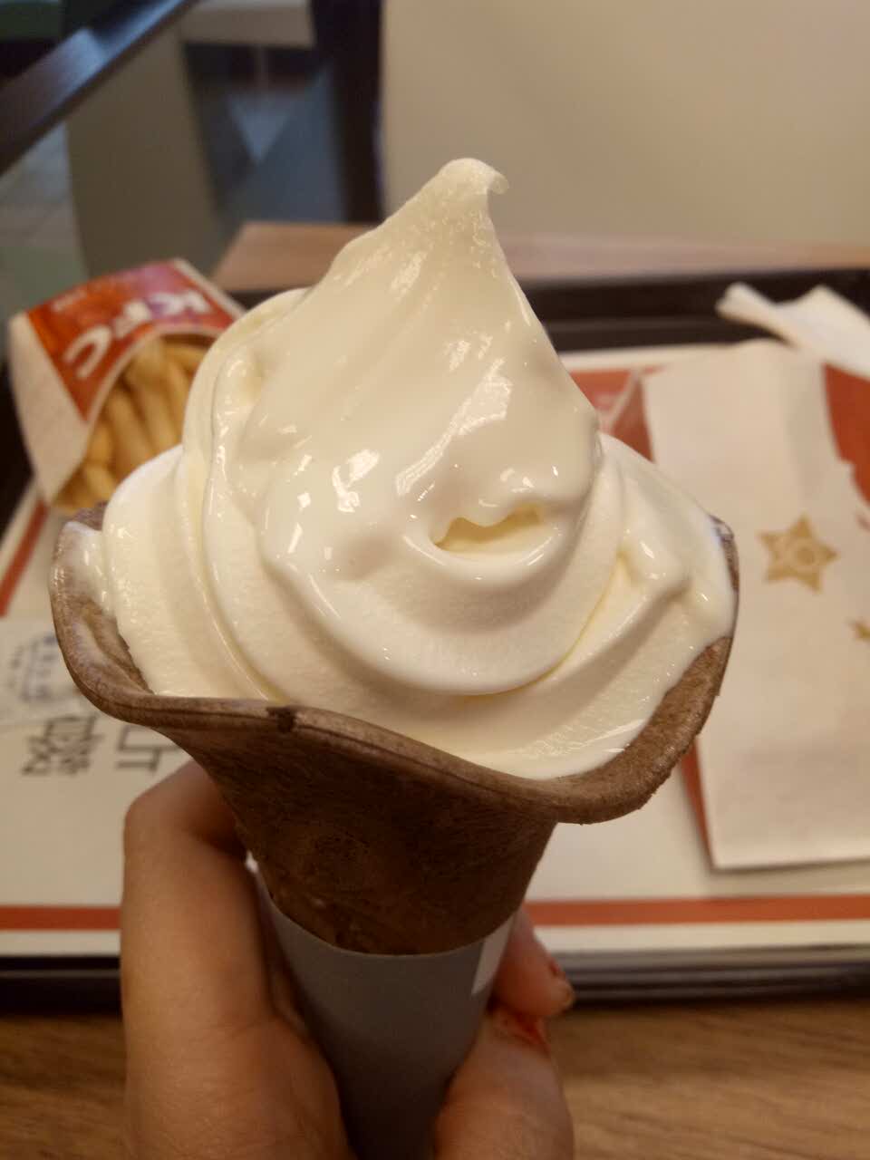 薯条和鸡翅是肯德基的经典,冰淇淋也不错,杭州等车过来坐会,新装修倒