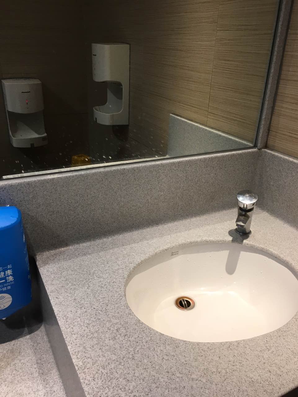 2021麦当劳(欧陆广场店)美食餐厅,桌椅脏,只是收东西,并没有.