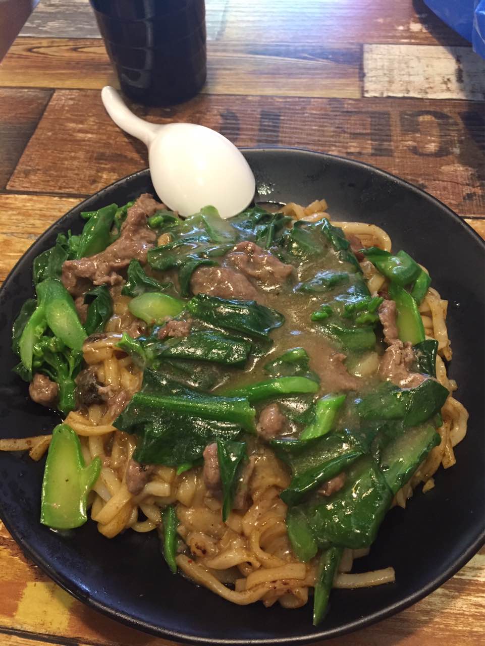 芥兰牛肉炒粿条好大一盘味道正好吃就是牛肉太老了不过对于我来讲还是