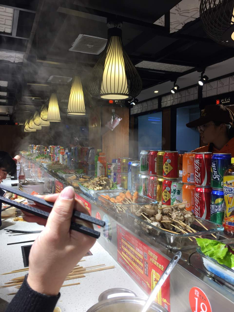 店里环境很好,一人一锅很卫生,比火锅好多了一个人口味,爱吃什么就拿