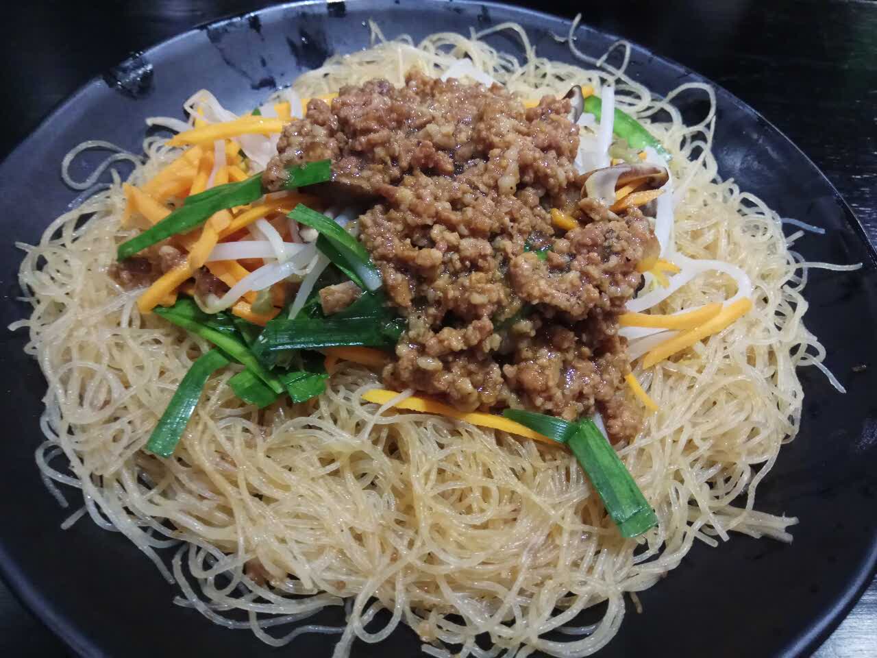 酱比三里屯的辣炒米线有点咸但是特别好吃青蛙撞奶真是厉害了好喝到爆