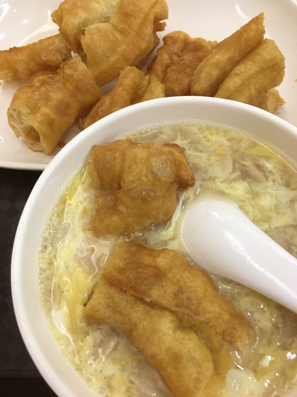 很好吃的加蛋花生汤配上现炸油条非常脆,面线糊也很赞