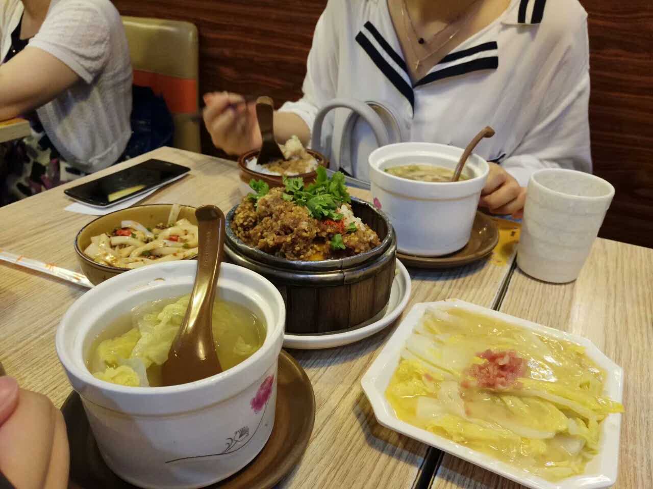 一直服务很好,就是没空调,每次中午吃饭特别热