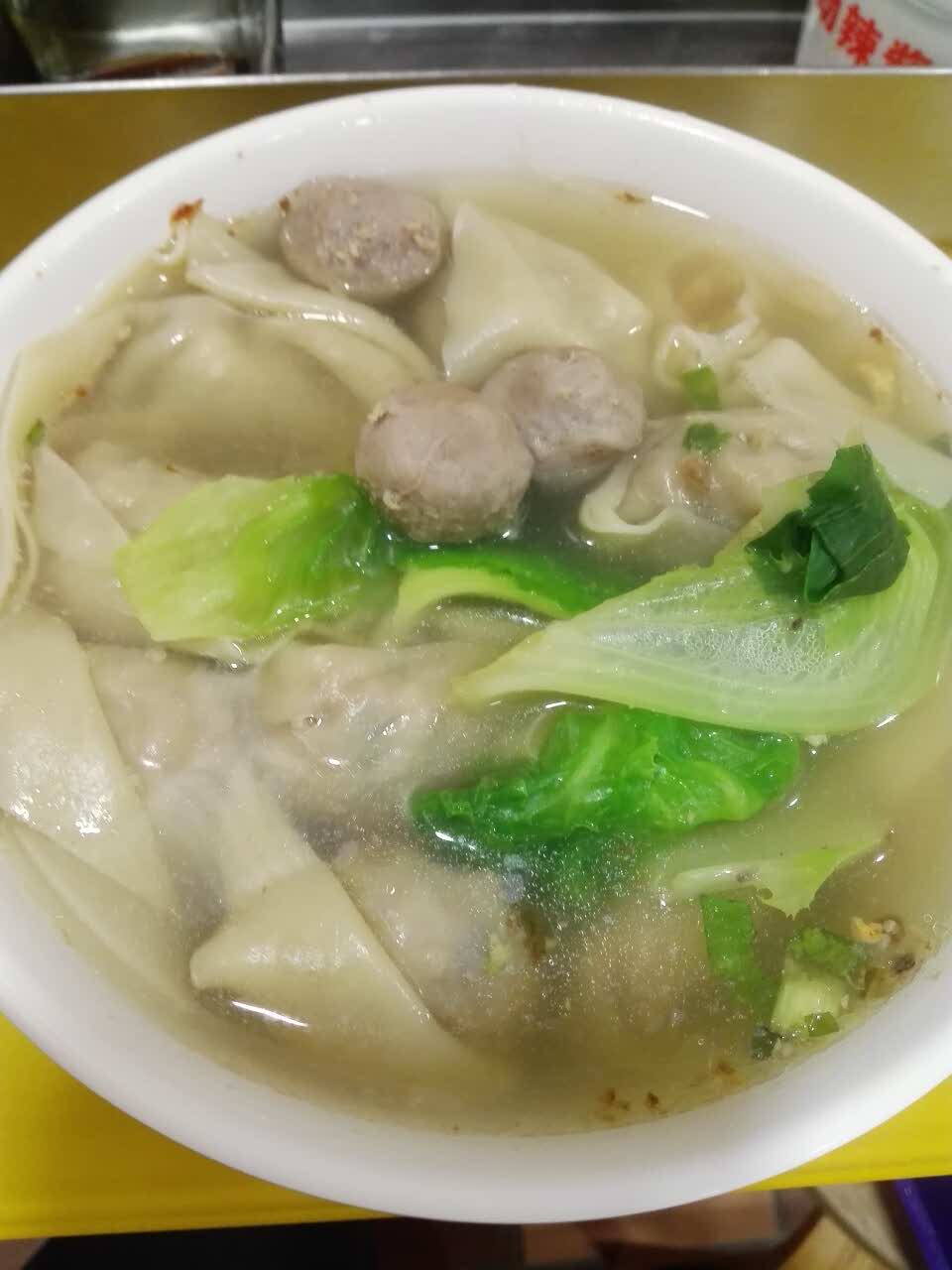 云吞加牛肉丸一份,云吞美味,牛肉丸爽口,我最欲食.经济来帮衬.