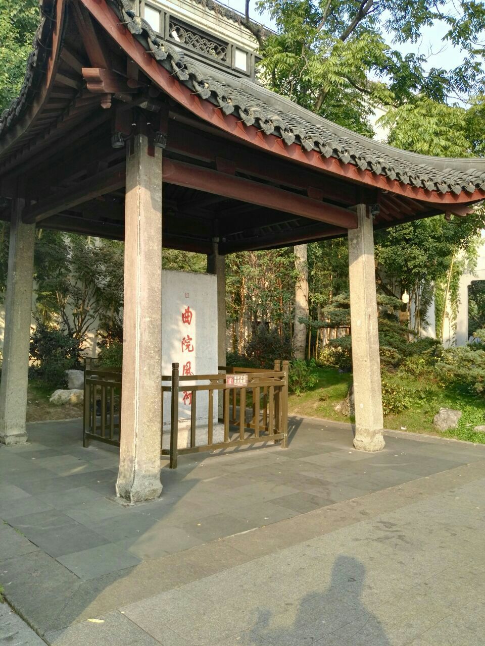 【携程攻略】杭州风雨亭景点,杭州楼外楼的西边是西泠桥,从西泠桥向西