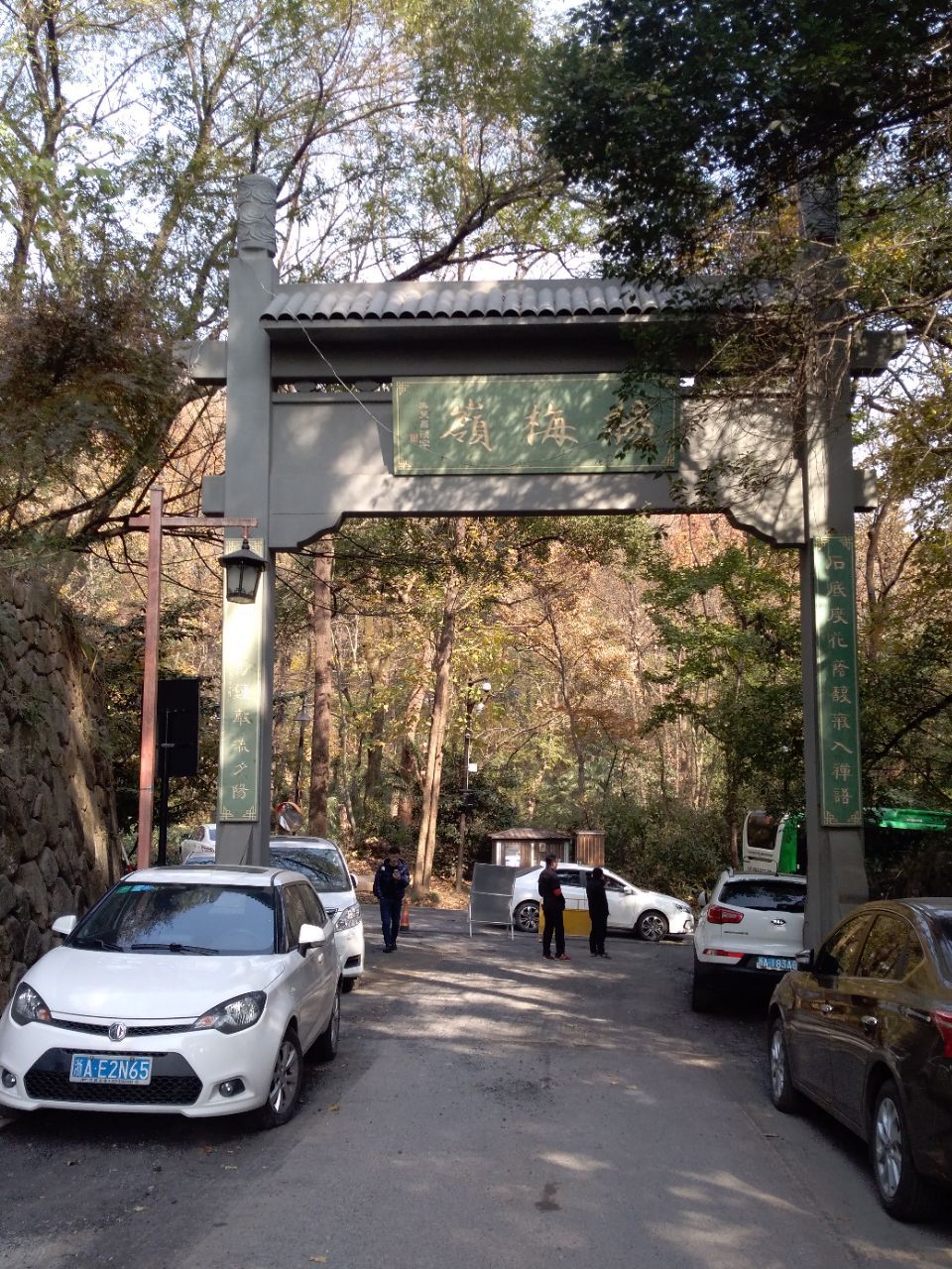 杨梅岭是杭州翁家山半山腰与九溪之间的一个小山岭曾经种植了大量杨梅