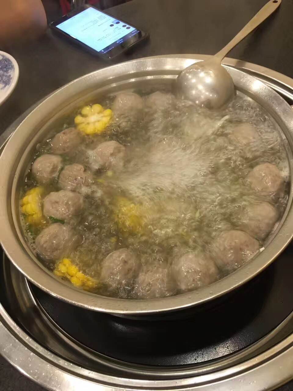 味道还不错,牛肉丸有劲道,牛肉也很新鲜～不过清汤汤底真的好清淡