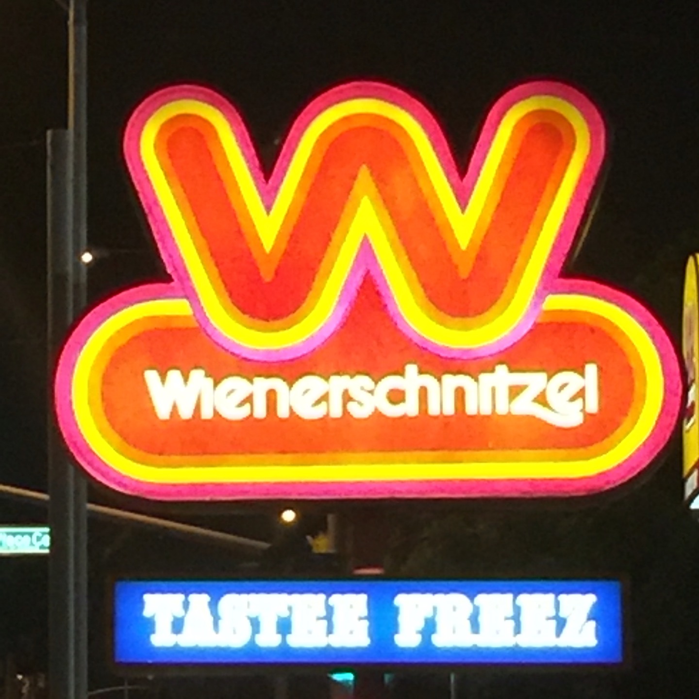 2022wienerschnitzel美食餐厅,located on south and jersey.